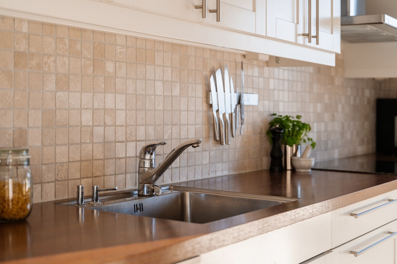 Det er installert Aquastop for lekkasjesikring på kjøkkenet. Galleribilde