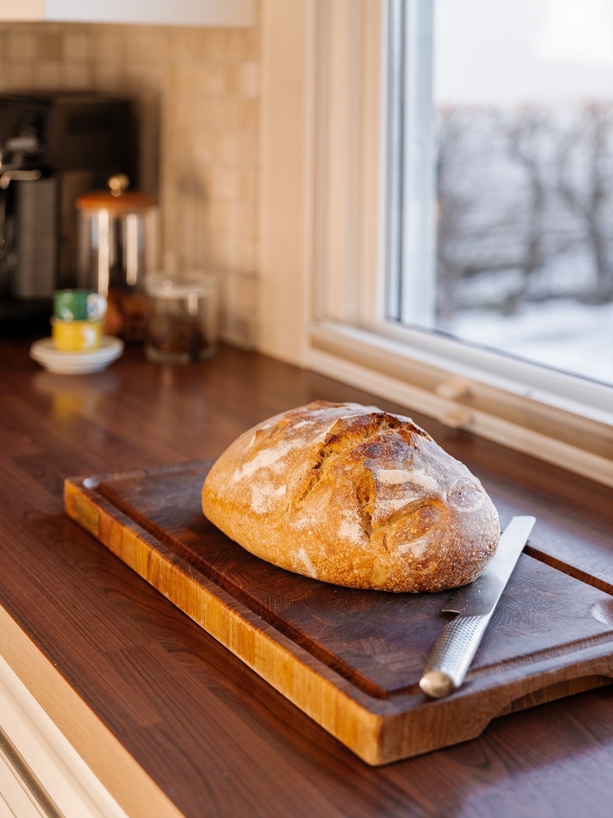 Detaljer som belysning under overskapene bidrar til en funksjonell arbeidsplass. Galleribilde