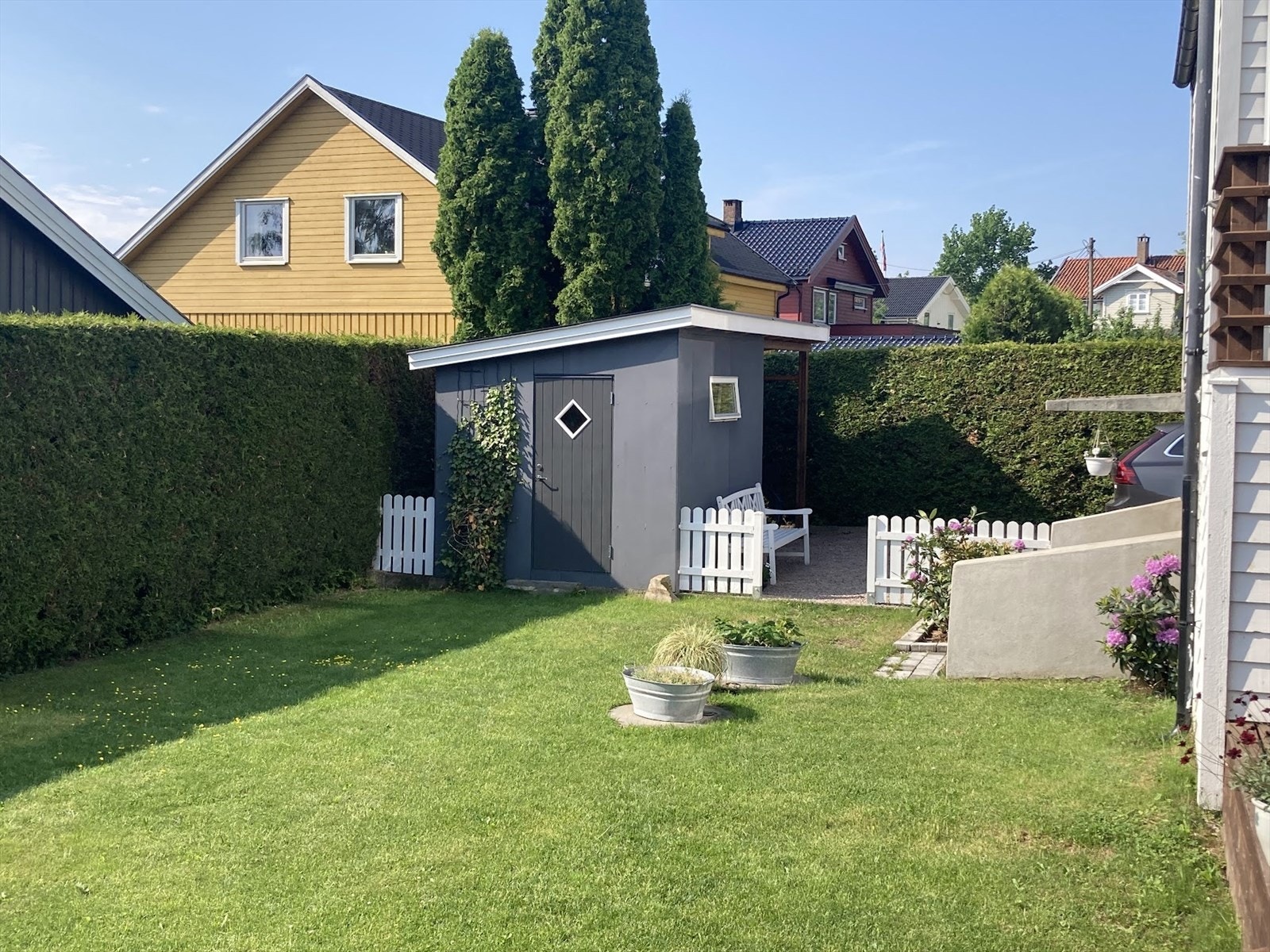 Selgers sommerbilde. På tomten er det en frittstående bod på ca. 5,6 m² fra 2021 for ekstra lagring. Galleribilde