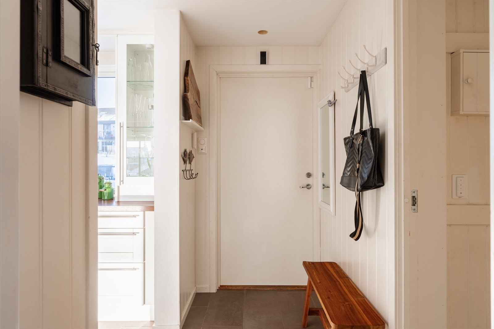 Romslig entré med flislagt gulv. Galleribilde