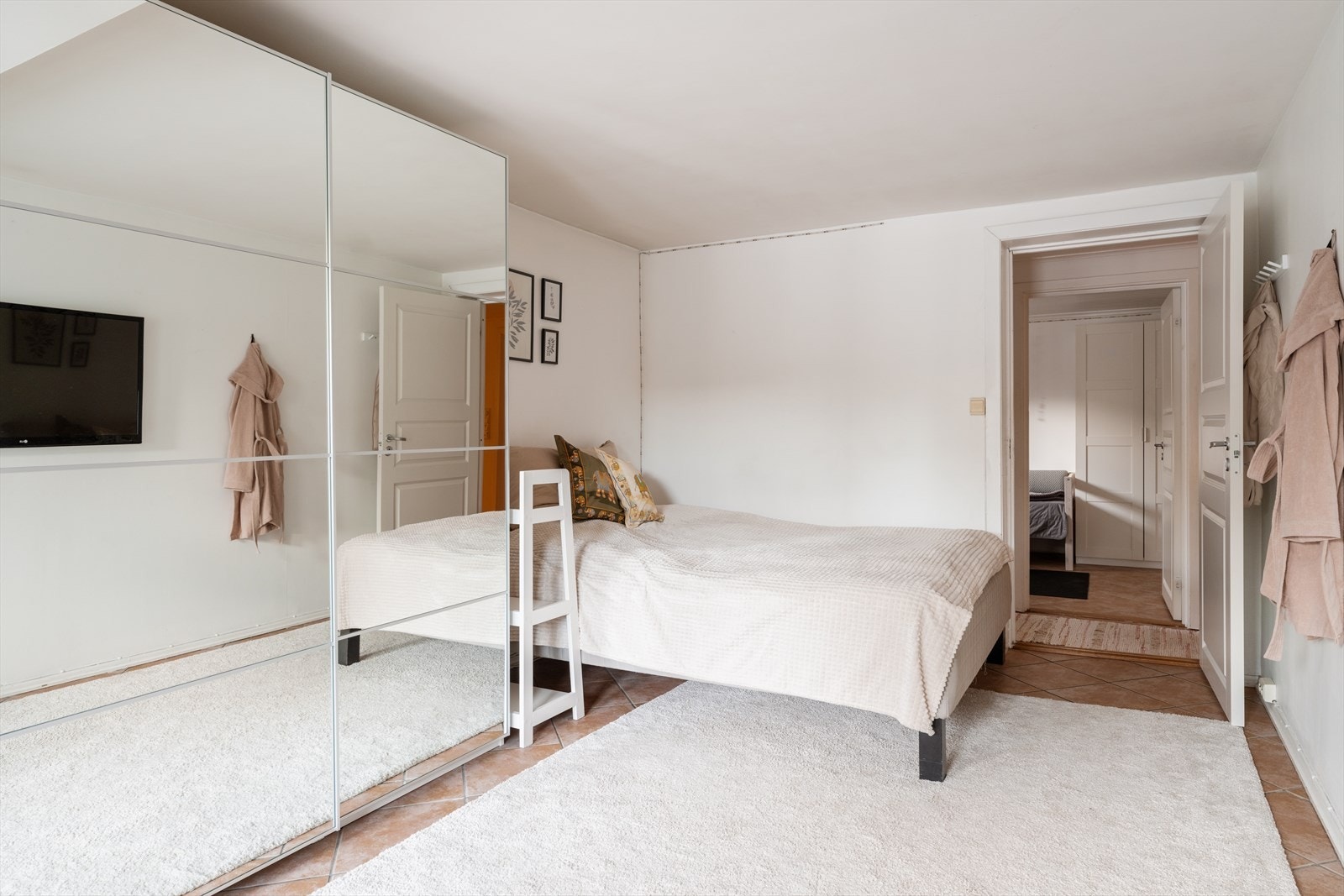 Speilgarderobe gir god oppbevaringsplass og en økt romfølelse. Galleribilde