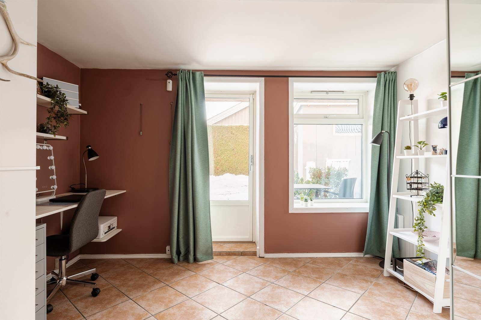 Dette soverommet har direkte utgang til en markterrasse på ca. 3,1 m². Galleribilde