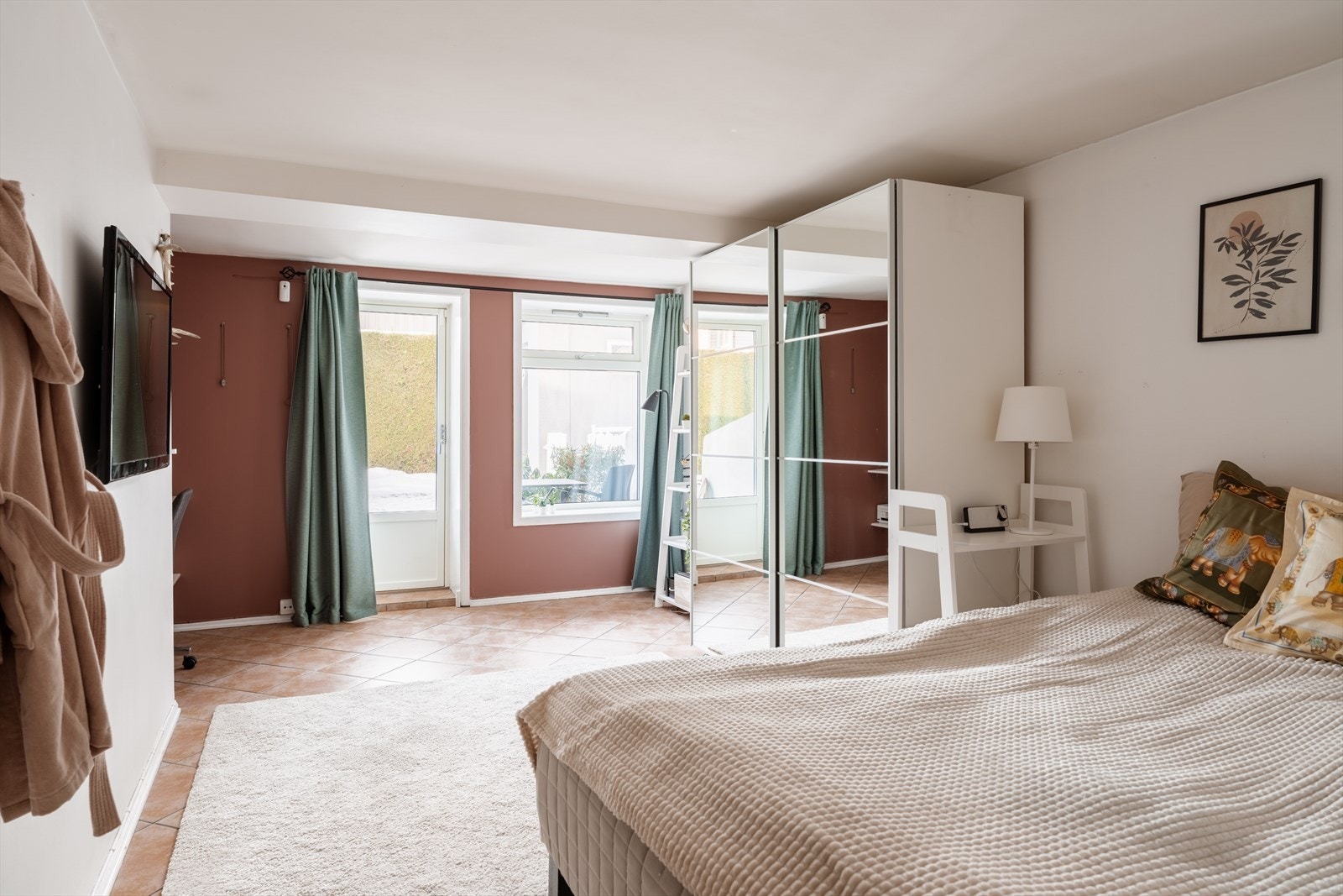 Et romslig soverom med plass til både seng og en liten arbeidsplass. Galleribilde