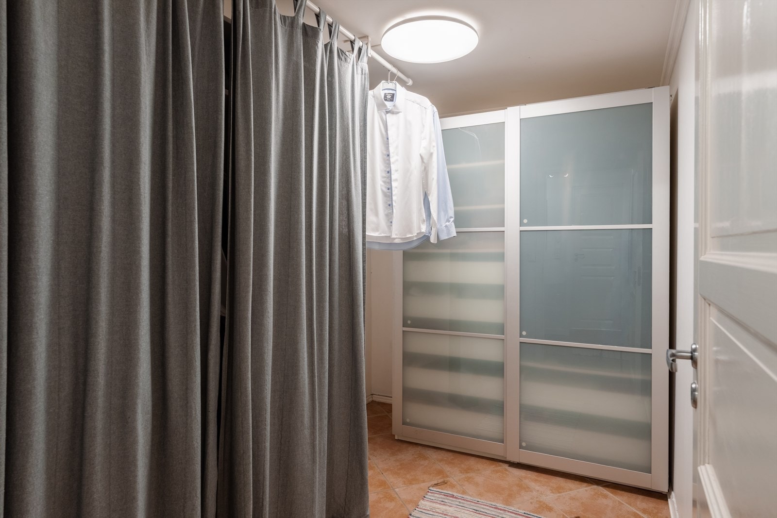 I 2024 ble det etablert en praktisk skapvegg med skyvedører i gangen. Galleribilde