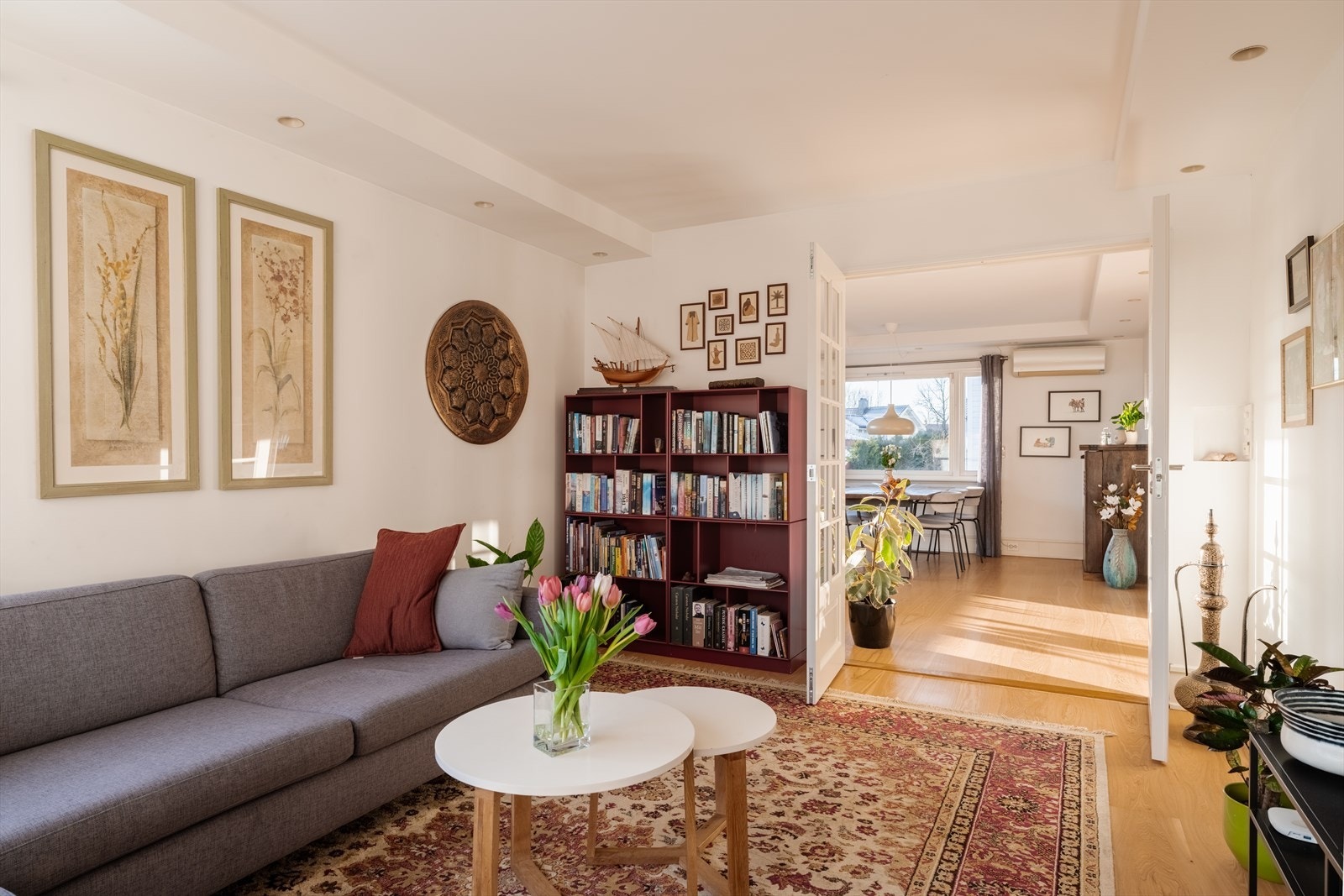 Stuen er et lyst og innbydende rom med 1-stavs parkett og store vindusflater mot sør. Galleribilde