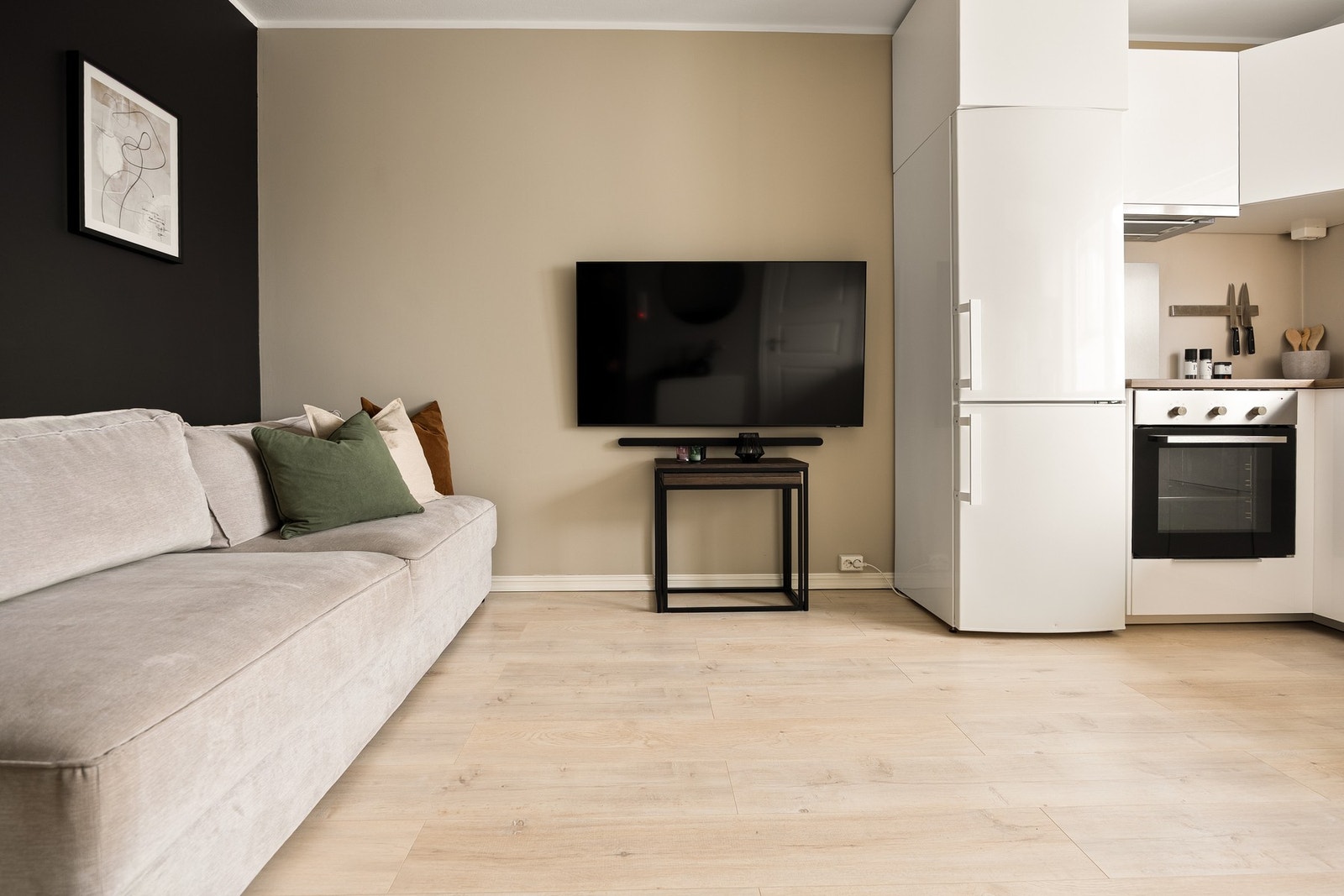 Det er lagt flott parkett på gulv i oppholdsrom. Galleribilde