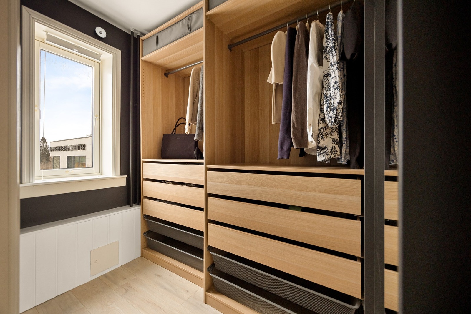 Videre adkomst til walk-in garderobe, praktisk med mye oppbevaringsplass. Galleribilde