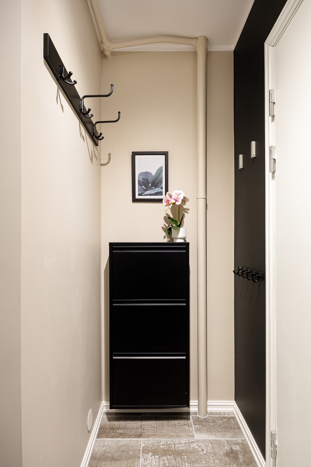 Innbydende entré med plass for klesoppheng. Galleribilde