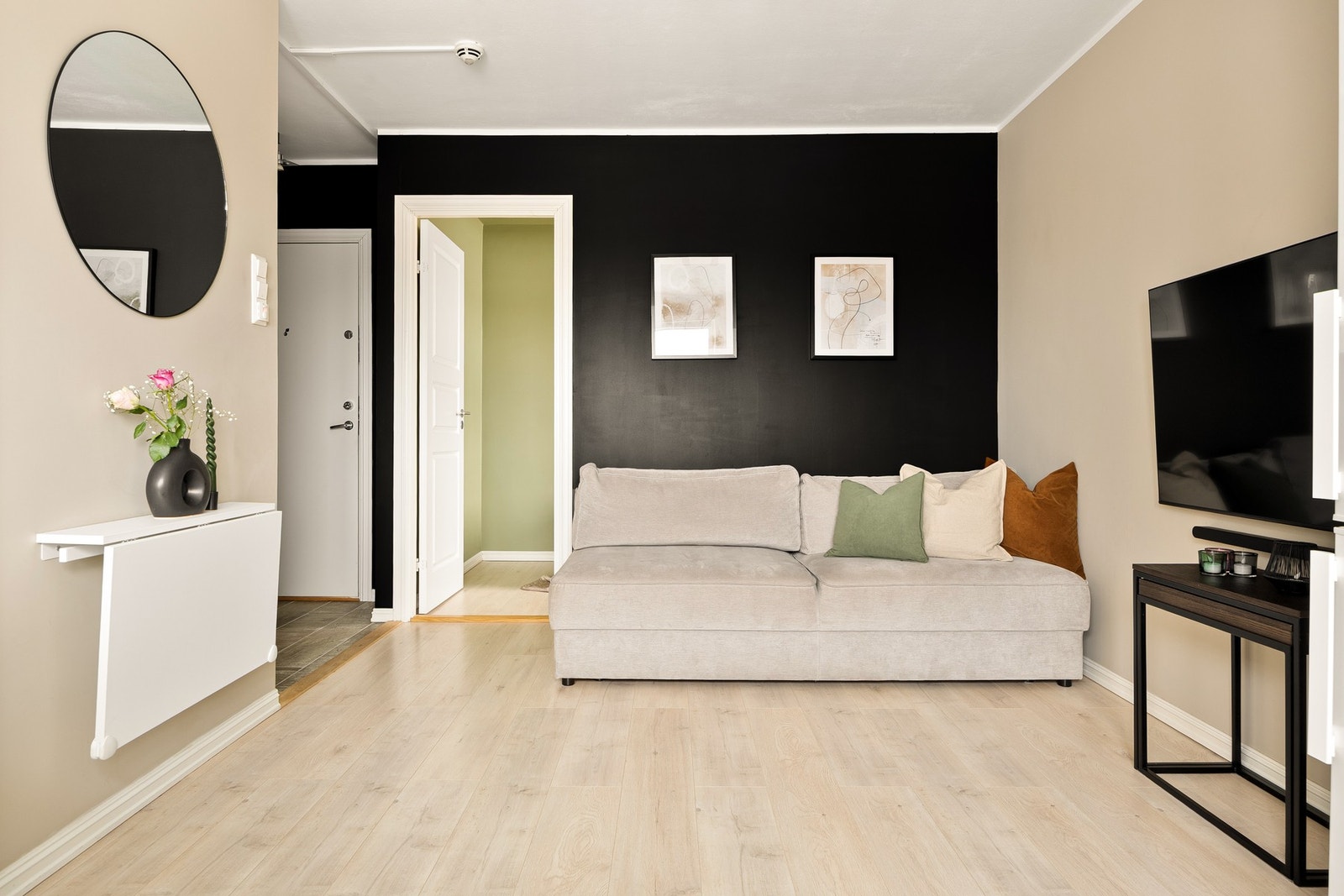 Overflatene er malt i en moderne og behagelig fargetone. Galleribilde