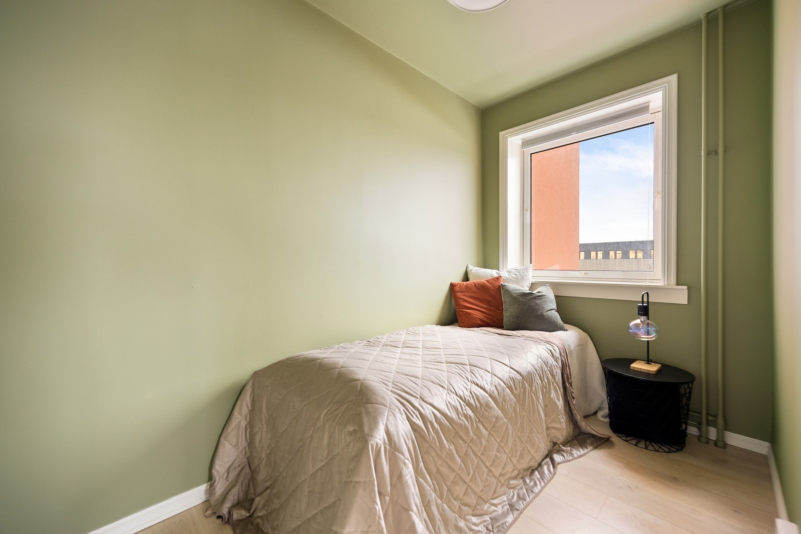 Koselig soverom med plass til seng og tilhørende nattbord. Galleribilde