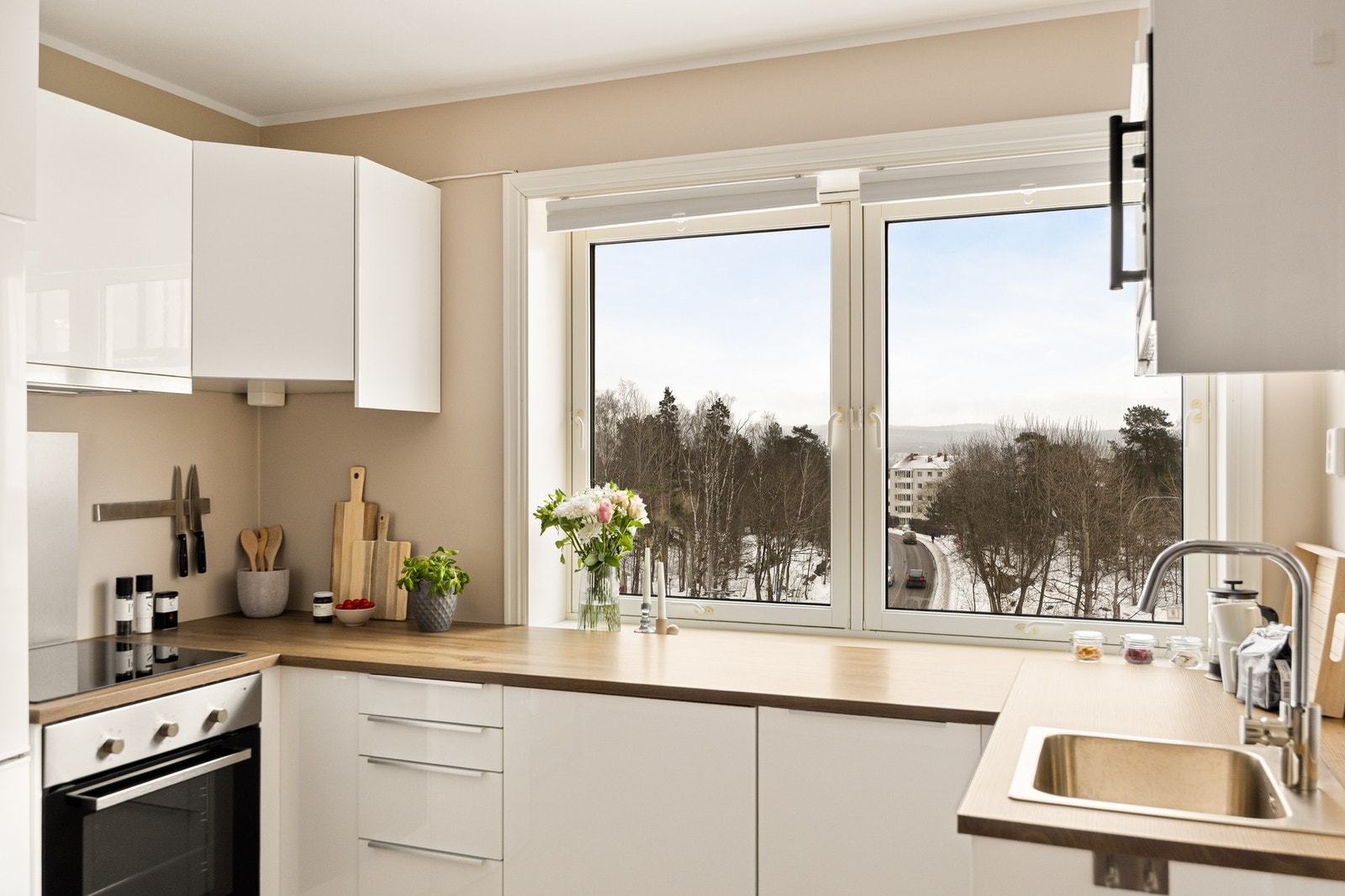 Pent og tidsmessig kjøkken fra med slette fronter og benkeplate av laminat. Galleribilde