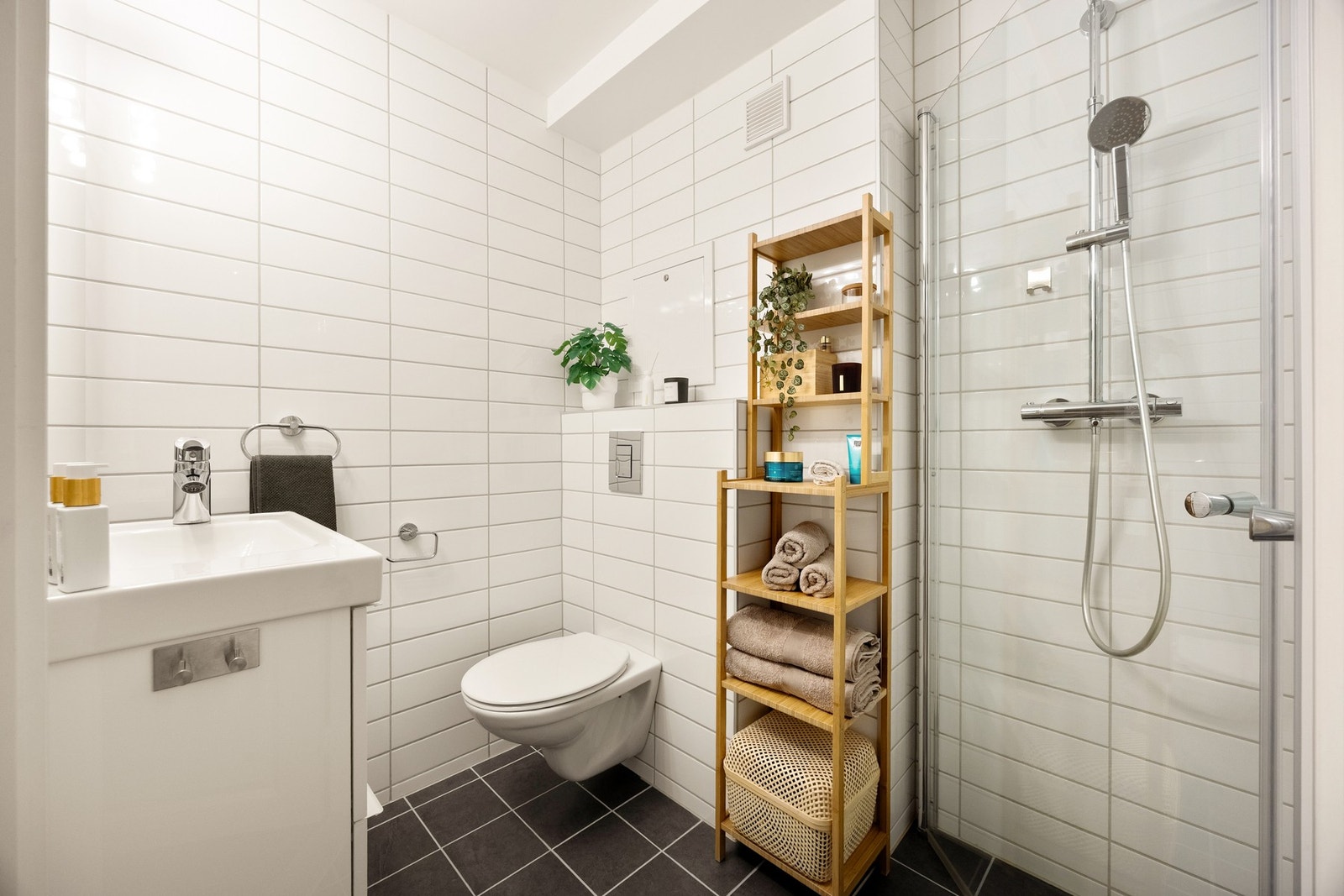 Videre har leiligheten et helfliset bad fra 2017 med gulvvarme. Det gjøres oppmerksom på at det er dukket opp feil som må utbedres av ny eier, les tilstandsrapport eller konferer med megler. Galleribilde