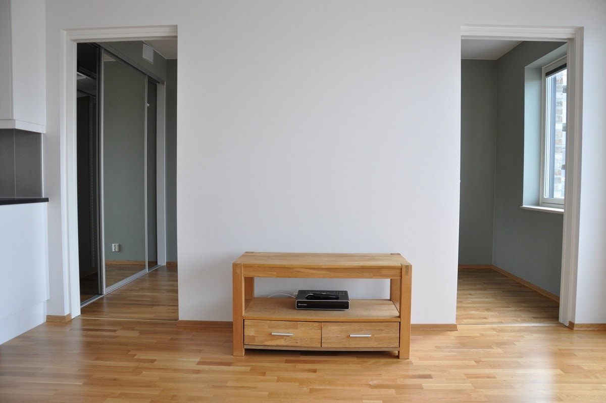 To dører til soverommet, én på hver side av dobbeltseng Galleribilde