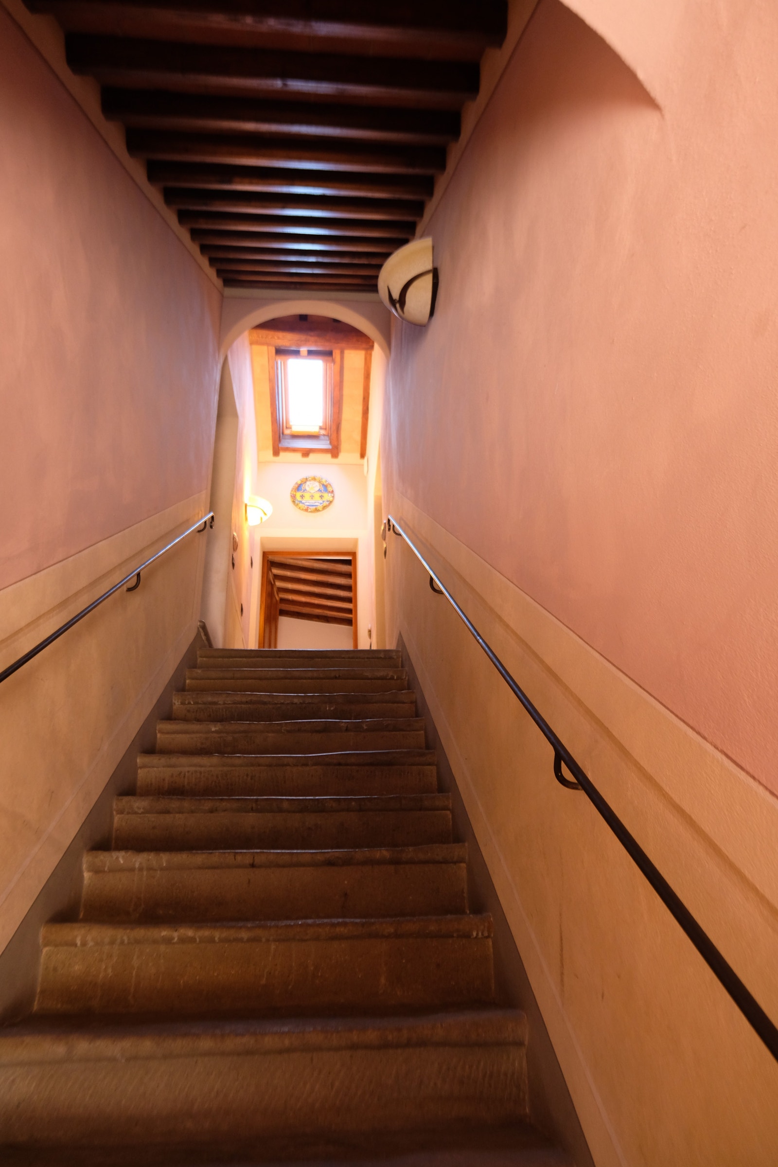 Felles trappe-oppgang fra gate. Galleribilde