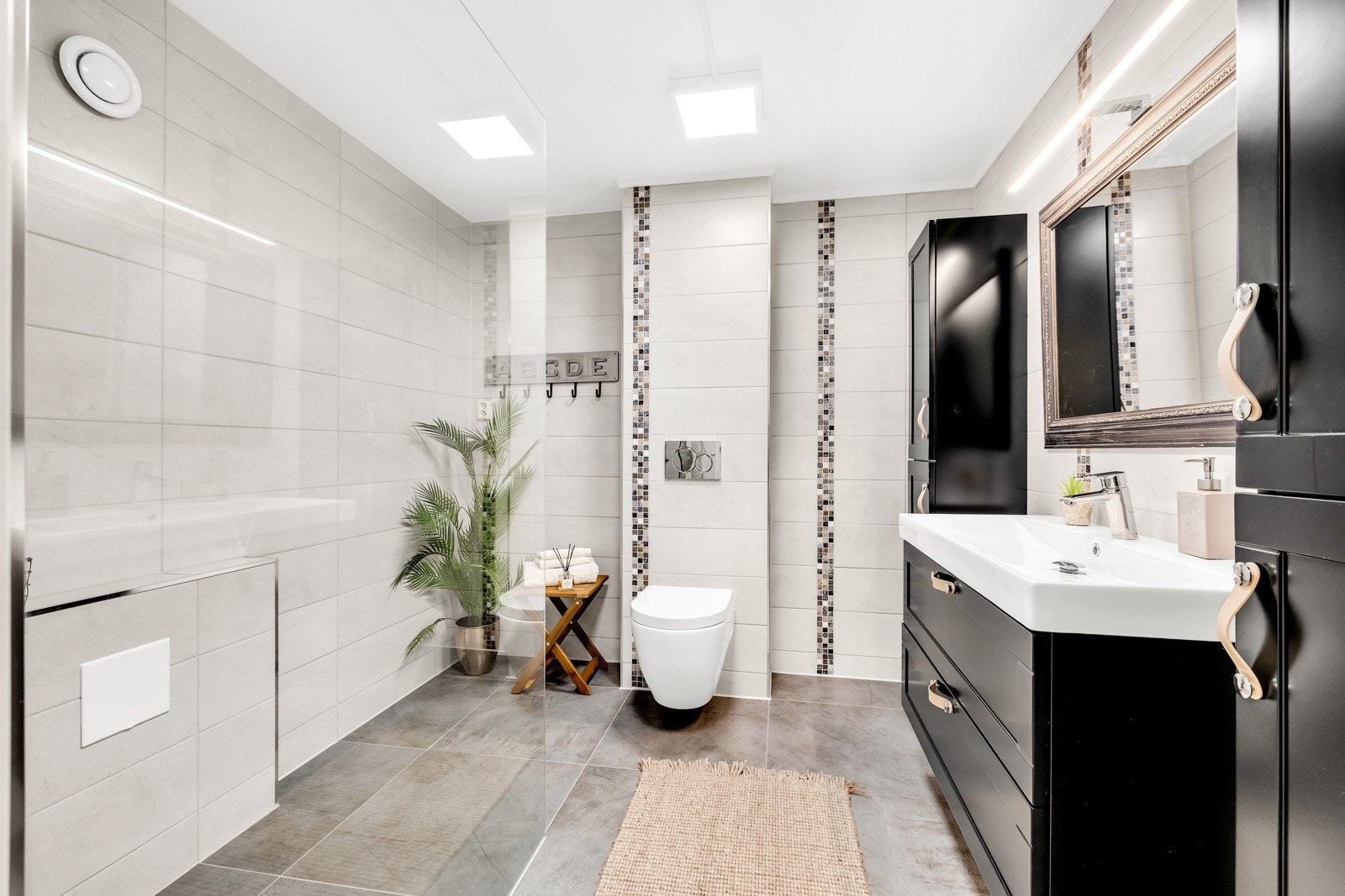 Badet, som ble pusset opp i 2018, er smakfullt innredet med en praktisk dusjløsning som gir god plass og enkel tilgang. Galleribilde