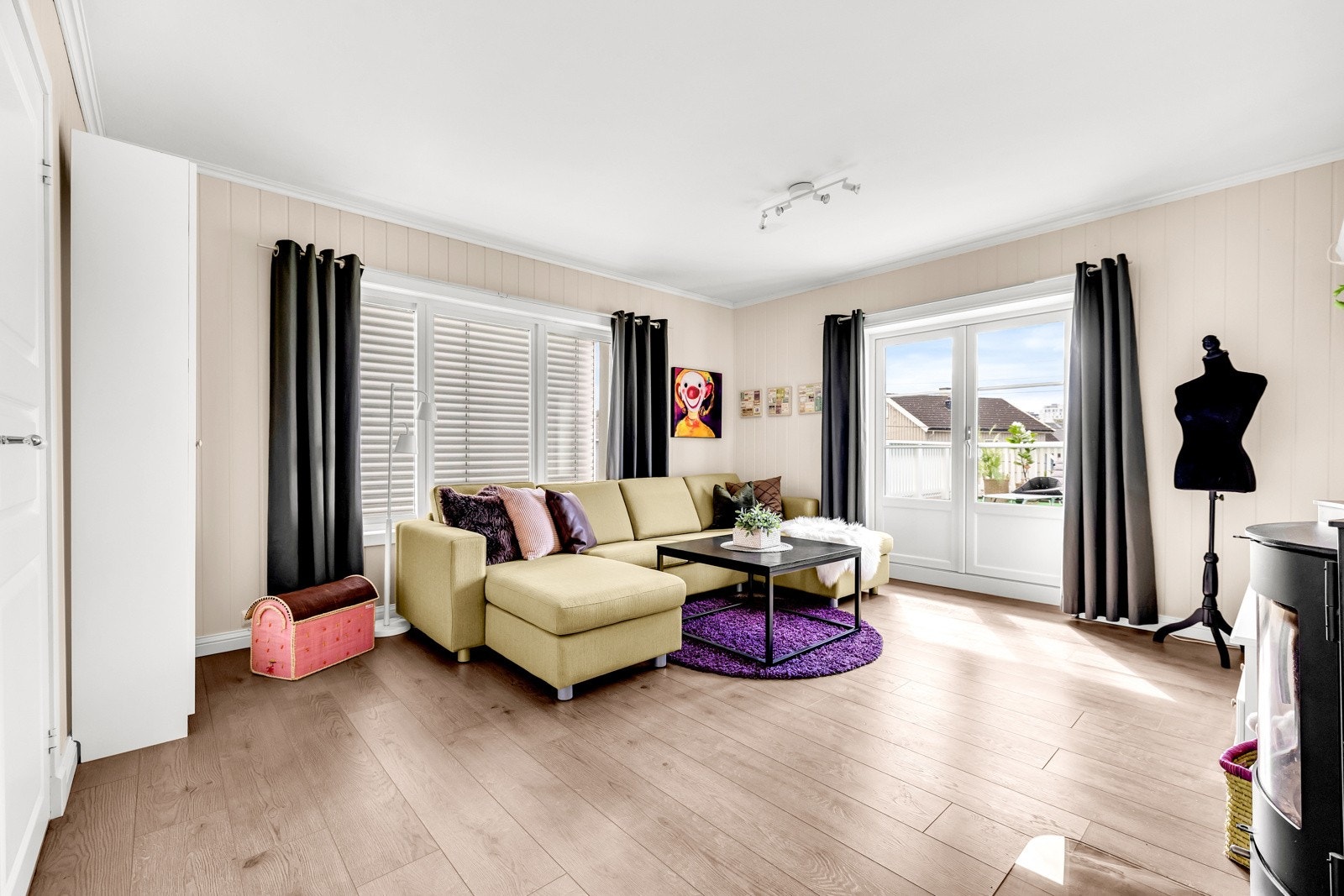 Rommet byr på svært gode møbleringsmuligheter, og den behagelige peisen skaper både varme og stemning på kjølige dager. Galleribilde