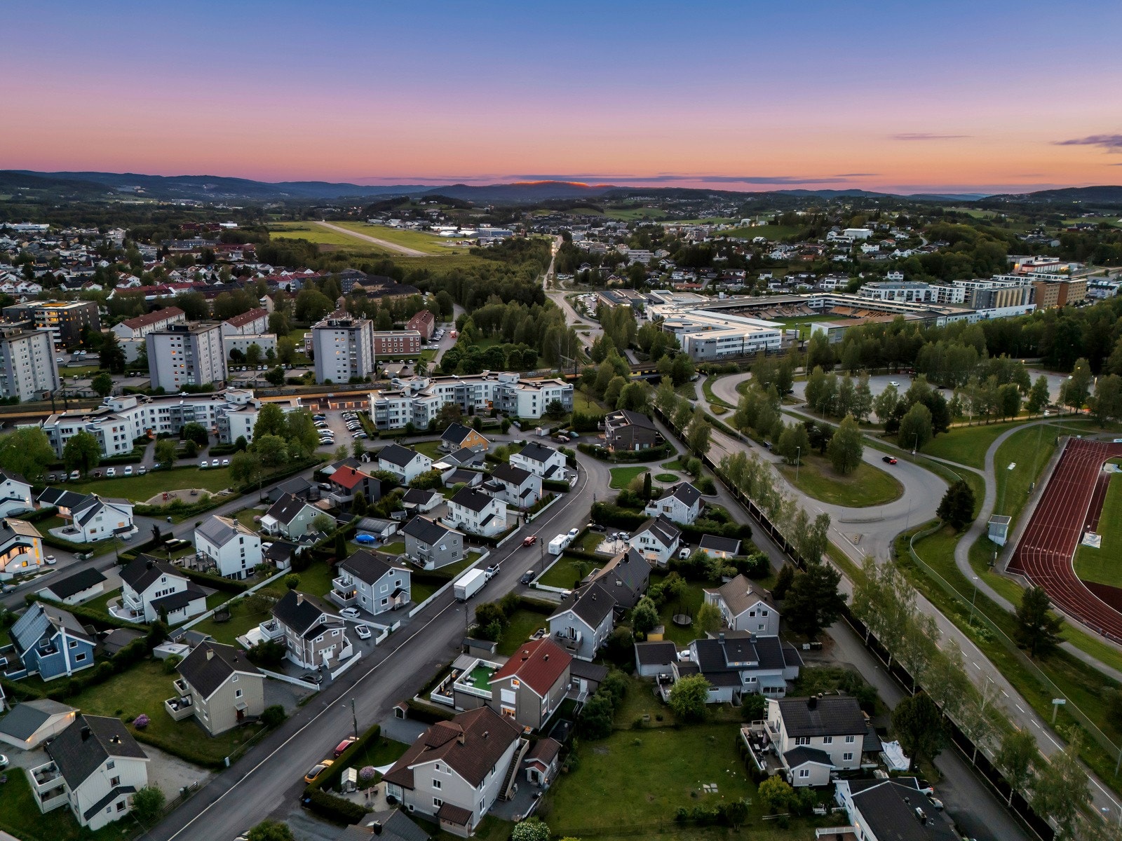 Åråsen stadion og Sørum gård ligger kort gangavstand, og her er det også to matbutikker. Galleribilde