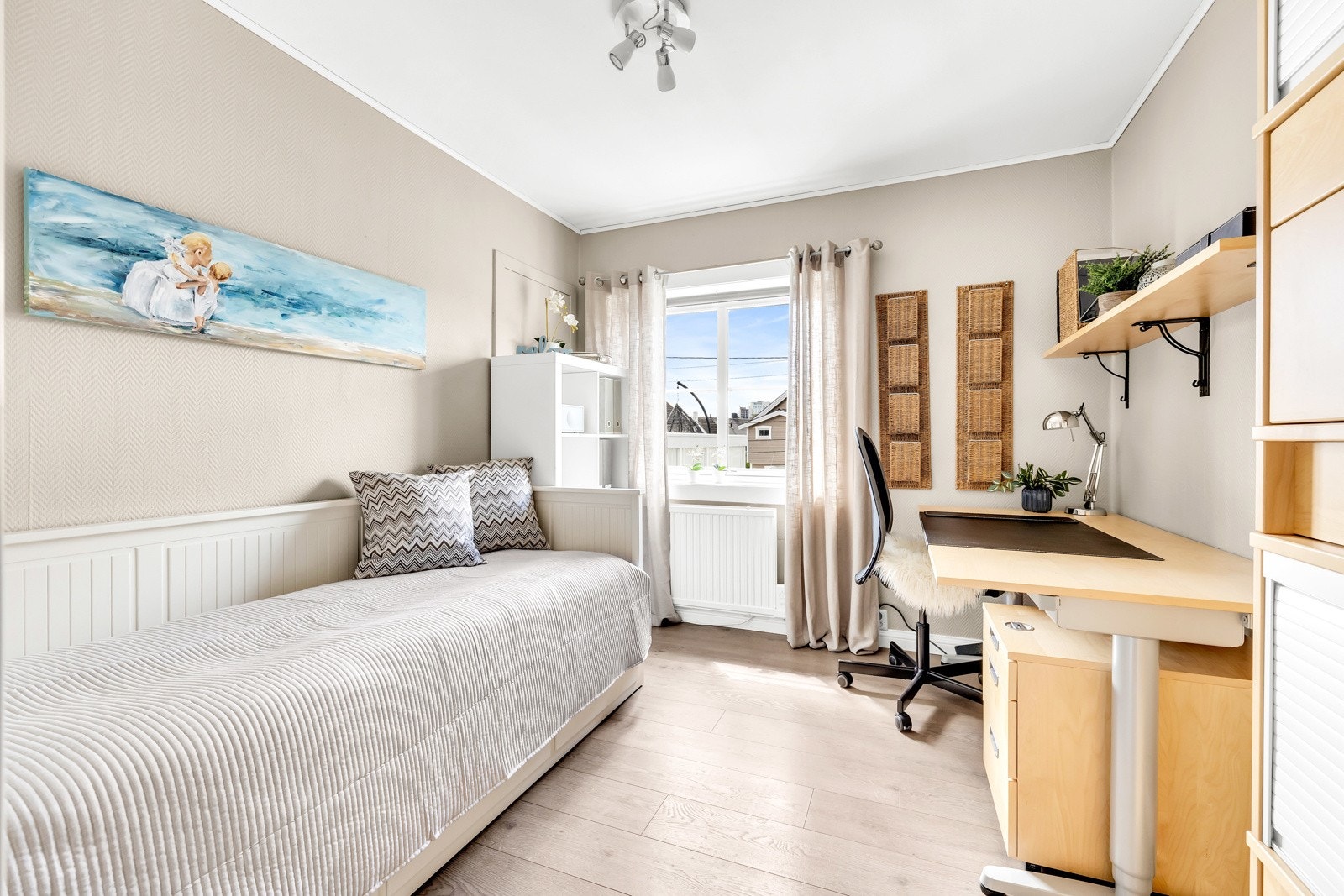 De store vinduene slipper inn rikelig med naturlig lys og skaper en lys, luftig og behagelig atmosfære på alle tre rommene. Galleribilde