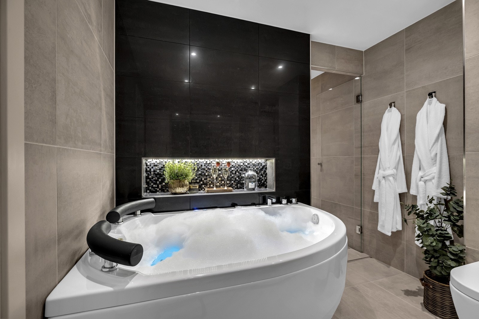 Badet har et deilig boblebad - perfekt for avslapning etter en lang dag. Galleribilde