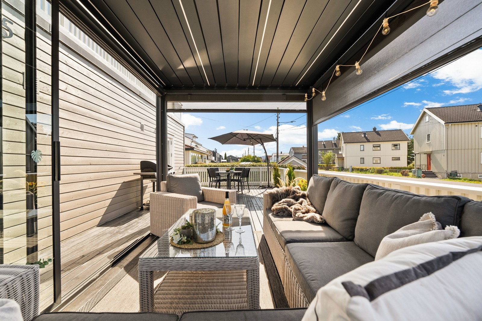 God plass til større sammenkomster, solrike grillmiddager og rolige kvelder. Videre har terrassen er påkostet og lekker pergola på ca. 10 kvm, med nedtrekkbare vindskjerming, glass skyvedører, ledlys og motorstyring for åpning av tak. Galleribilde