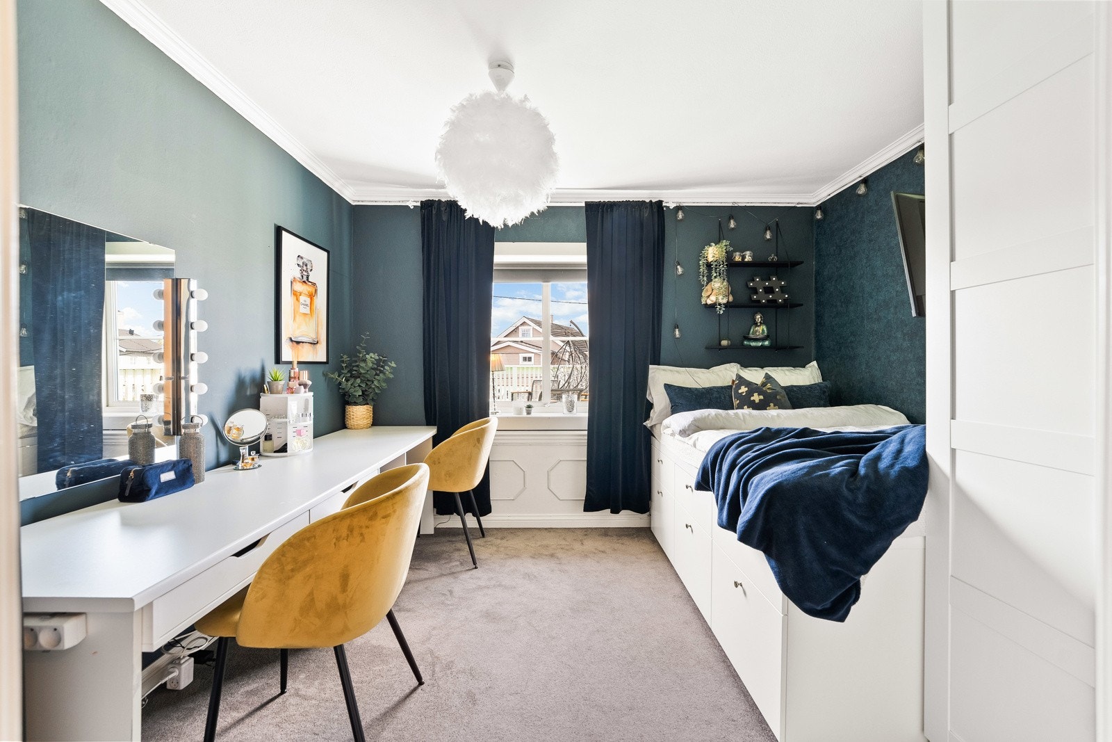 I 2. etasje finner du tre romslige og funksjonelle soverom med god takhøyde og en gjennomtenkt planløsning. Galleribilde