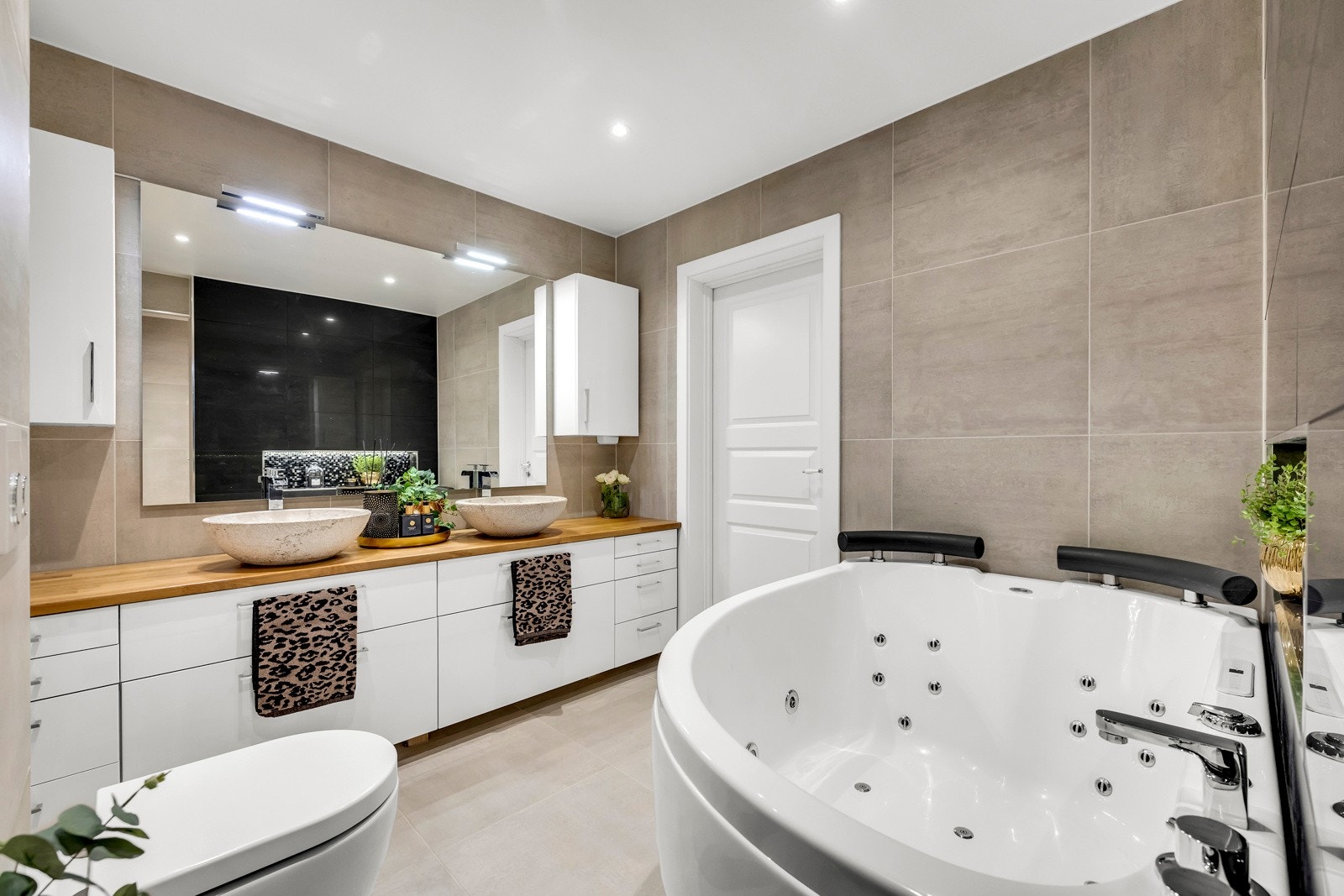 Spotter i taket sørger for jevn og behagelig belysning, som fremhever rommets rene linjer og moderne stil. Videre er det varmekabler i gulvet. Galleribilde