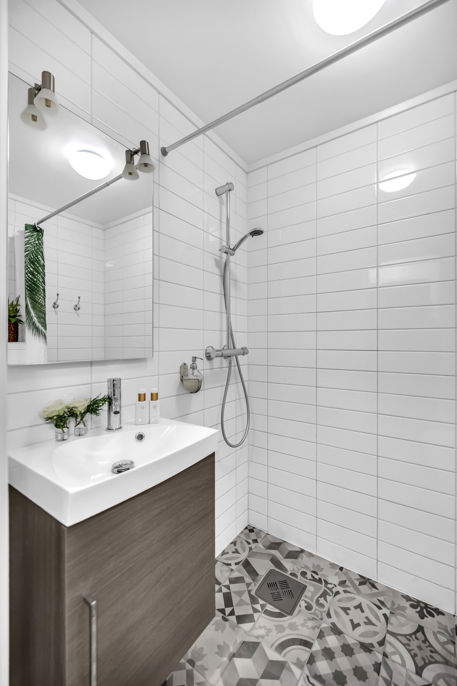 2.etasje har et bad nr.2, med flislagte overflater og varmekabler i gulvet. Galleribilde