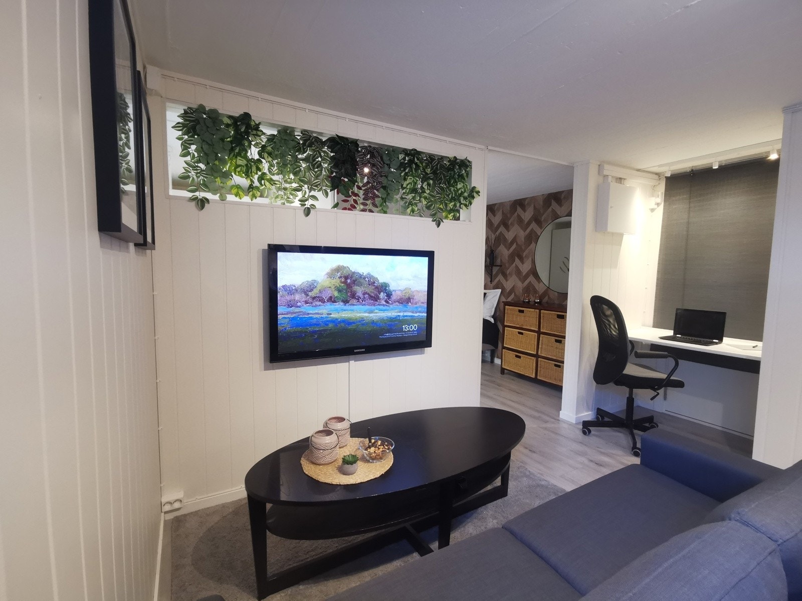 God plass til sofa, TV og tilhørende mediemøblement i stue. Galleribilde