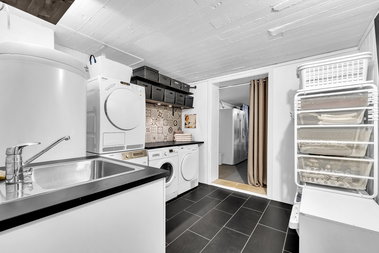 Kjelleren består av hele fem romslige boder som gir svært gode muligheter for oppbevaring, samt et stort vaskerom. Galleribilde