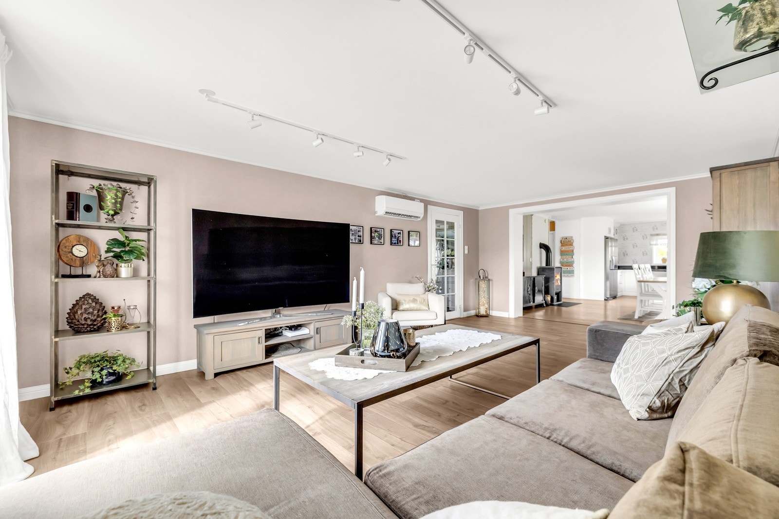 Stuen er romslig og har en åpen løsning mot spisestuen, noe som gir en god romfølelse og naturlig flyt mellom sonene. Galleribilde