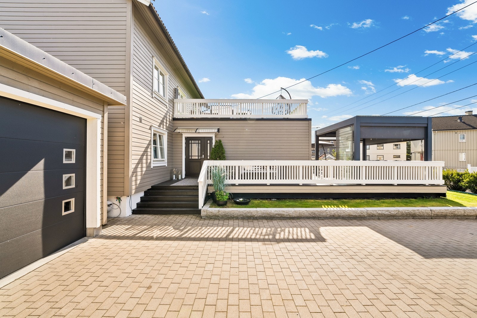 Området har nærhet til skoler, barnehager og offentlig kommunikasjon, samt det meste av bymessige fasiliteter og fritidstilbud. Galleribilde