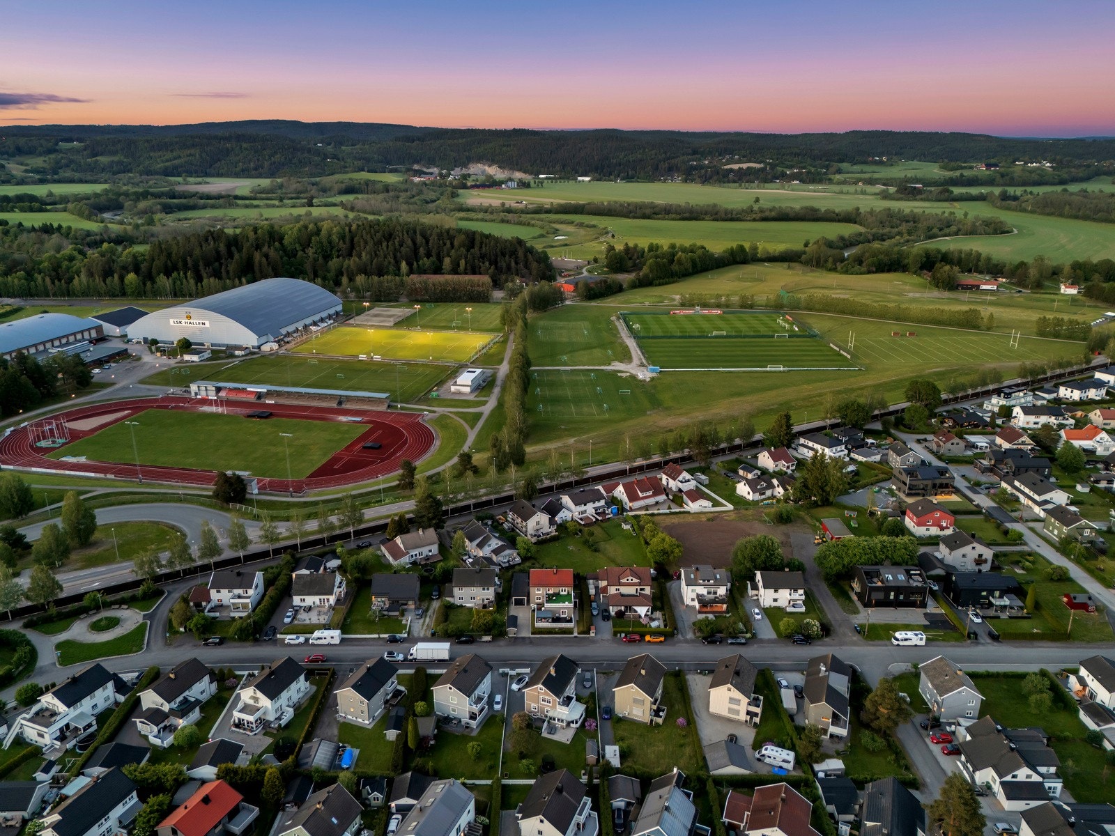 Fra eiendommen er det gangavstand til Vigernes barneskole og til Kjellervolla ungdomsskole. Det finnes flere videregående skoler i nærliggende områder, blant annet Lillestrøm og Skedsmo Videregående, samt et godt utvalg barnehager. Galleribilde