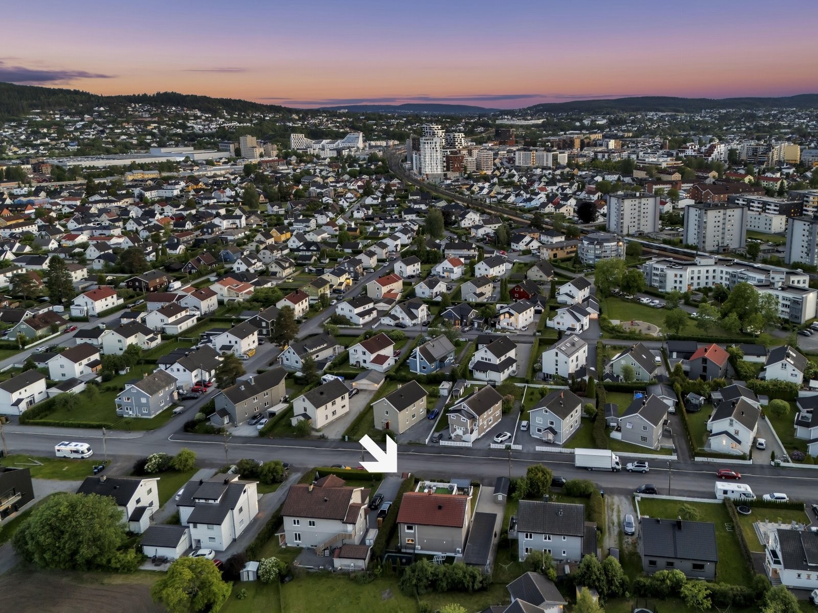 Området byr på offentlig kommunikasjon via buss og tog. Nærmeste holdeplass er Leiraveien som ligger ca. 200 meter unna. I tillegg er det ca. 7 min med sykkel til Lillestrøm stasjon. Galleribilde