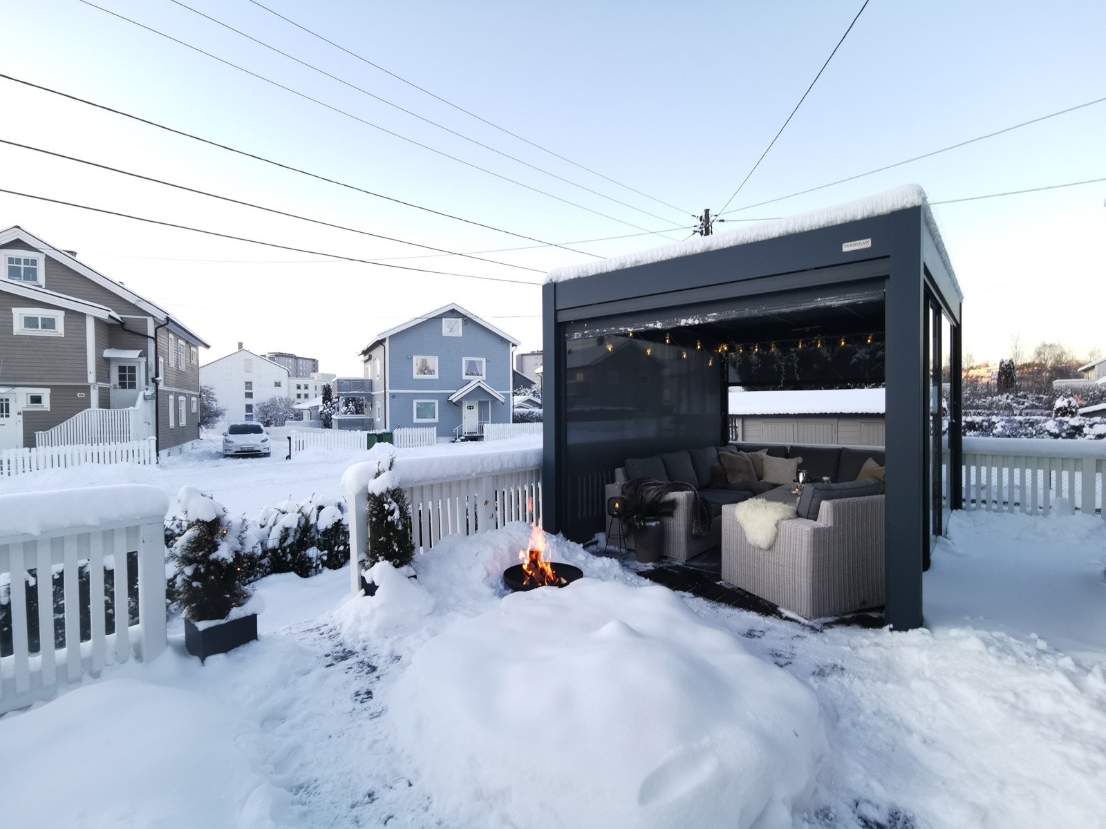 Flott pergola i hagen til grill og familiekos. Galleribilde