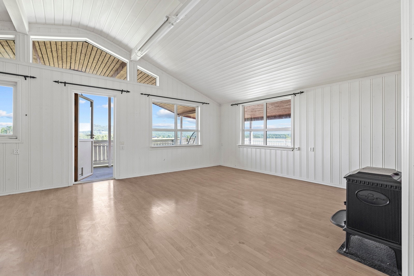 Fra boligens stue er det direkte utgang til boligens romslige terrasse. Galleribilde