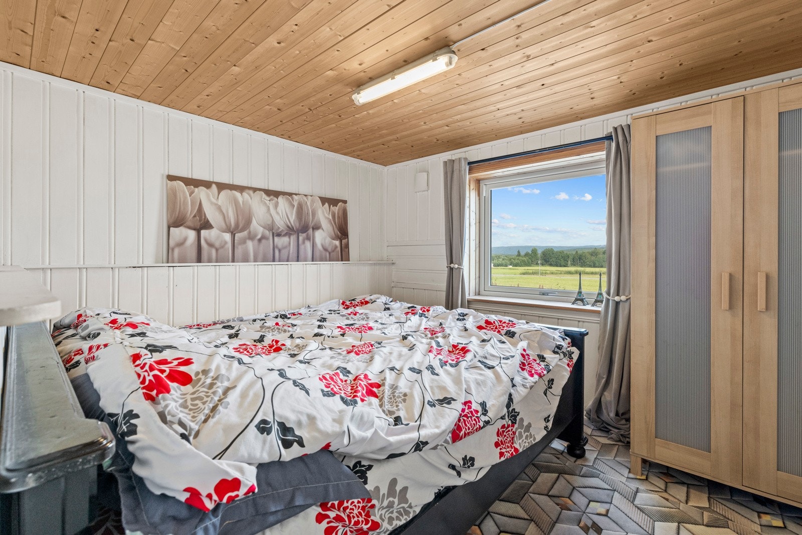 Underetasjens soverom er av god størrelse, og har plass til dobbeltseng og garderobeløsning. Her kan man innrede etter eget ønske Galleribilde