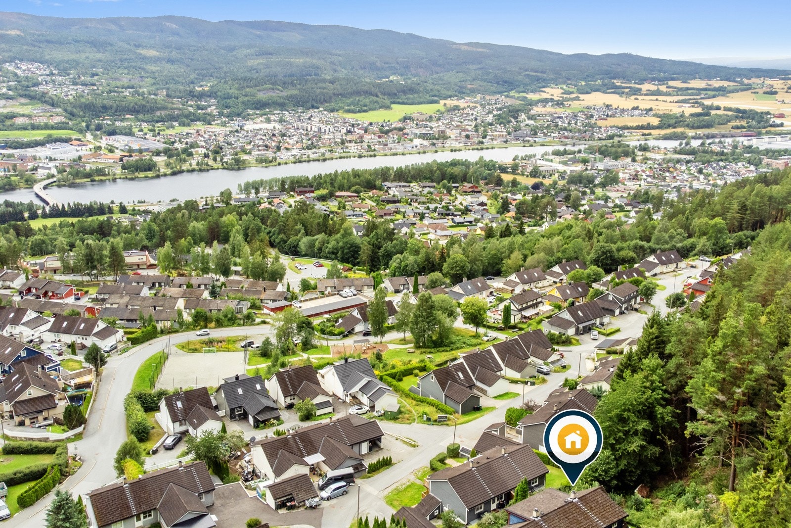 Flott beliggenhet litt opp i høyden, dette kommer med en fin utsikt. Galleribilde