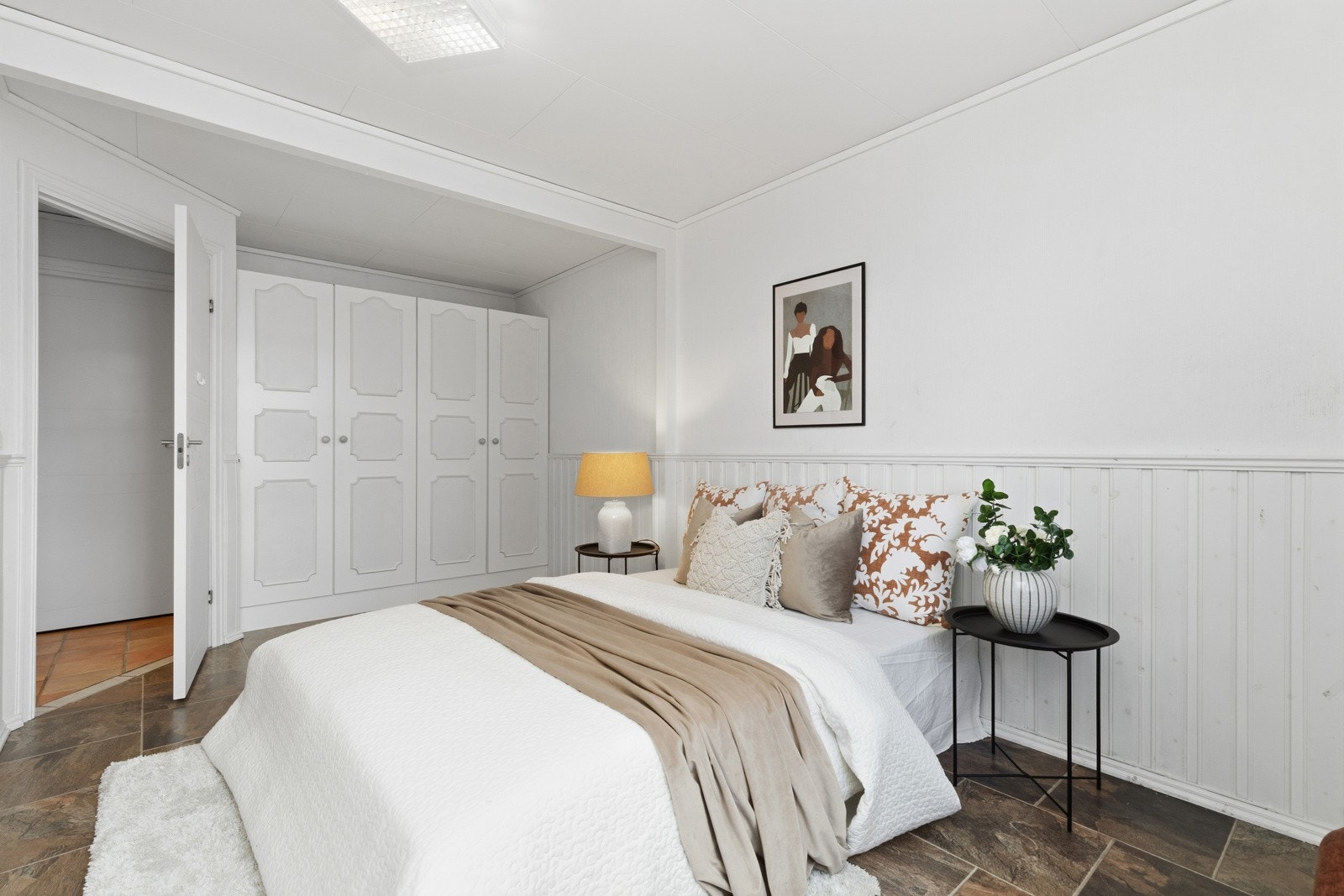 Flislagt soverom i 1.etasje, rommet har god plass til oppbevaring i garderobeskap. Galleribilde