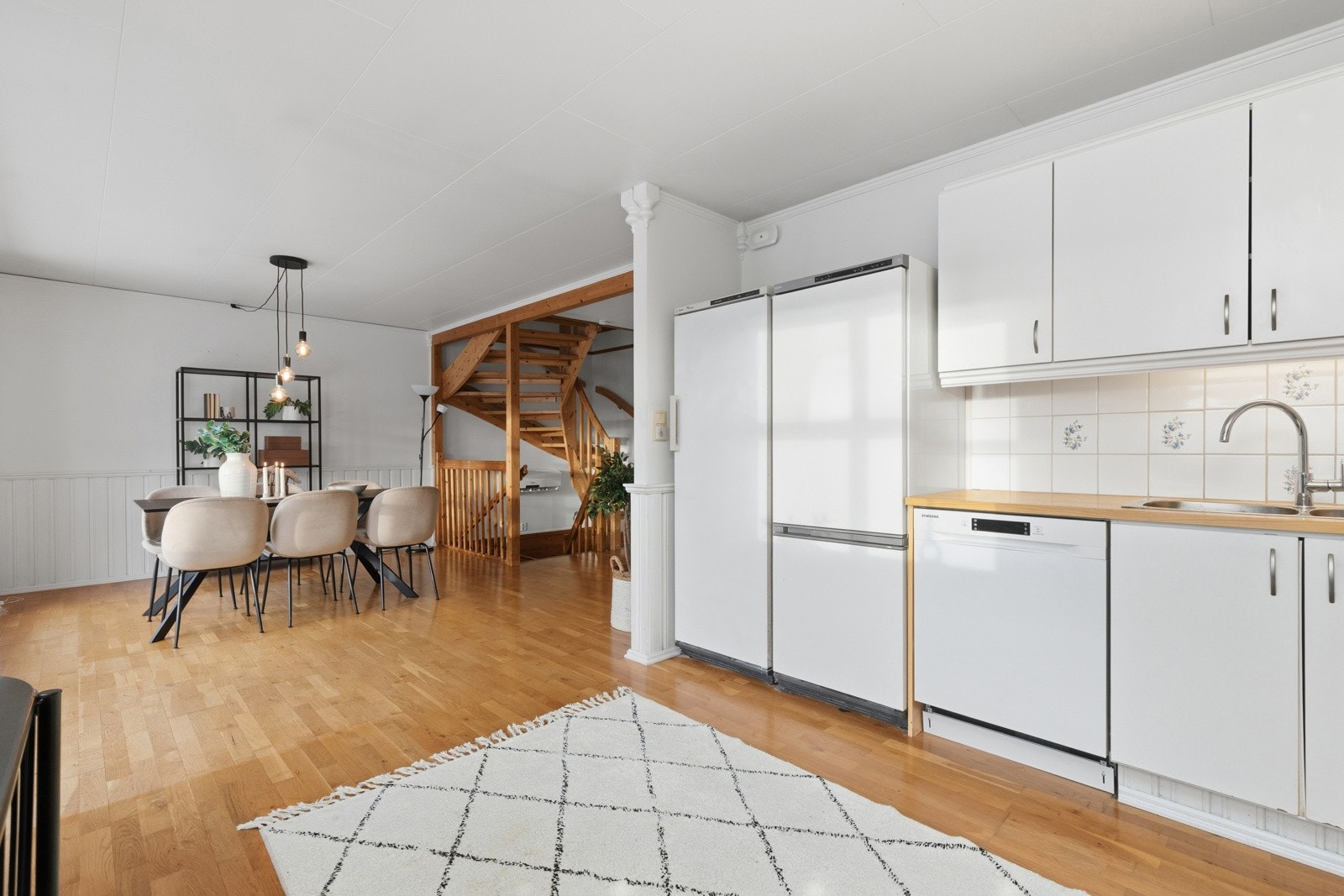 Lyst kjøkken med praktisk beliggenhet i boligen. Galleribilde