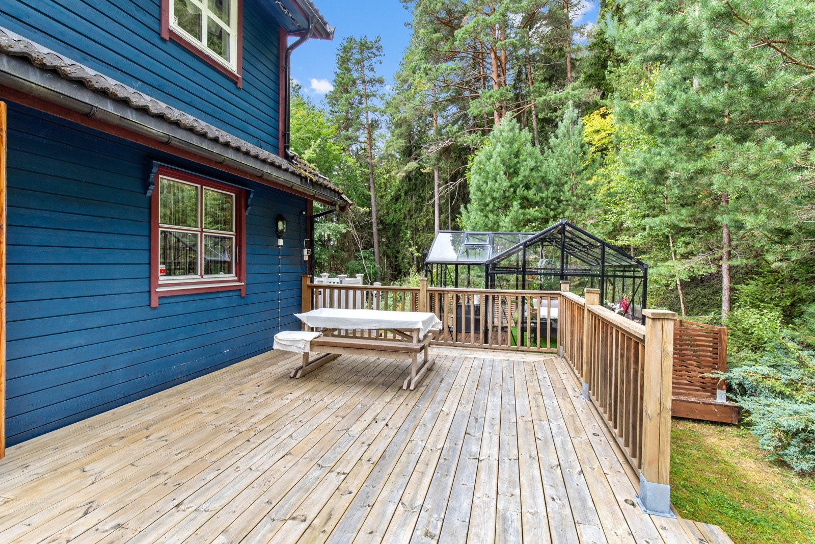 På baksiden er det en romslig og solrik terrasse med god plass til å nyte sene sommerkvelder. Galleribilde