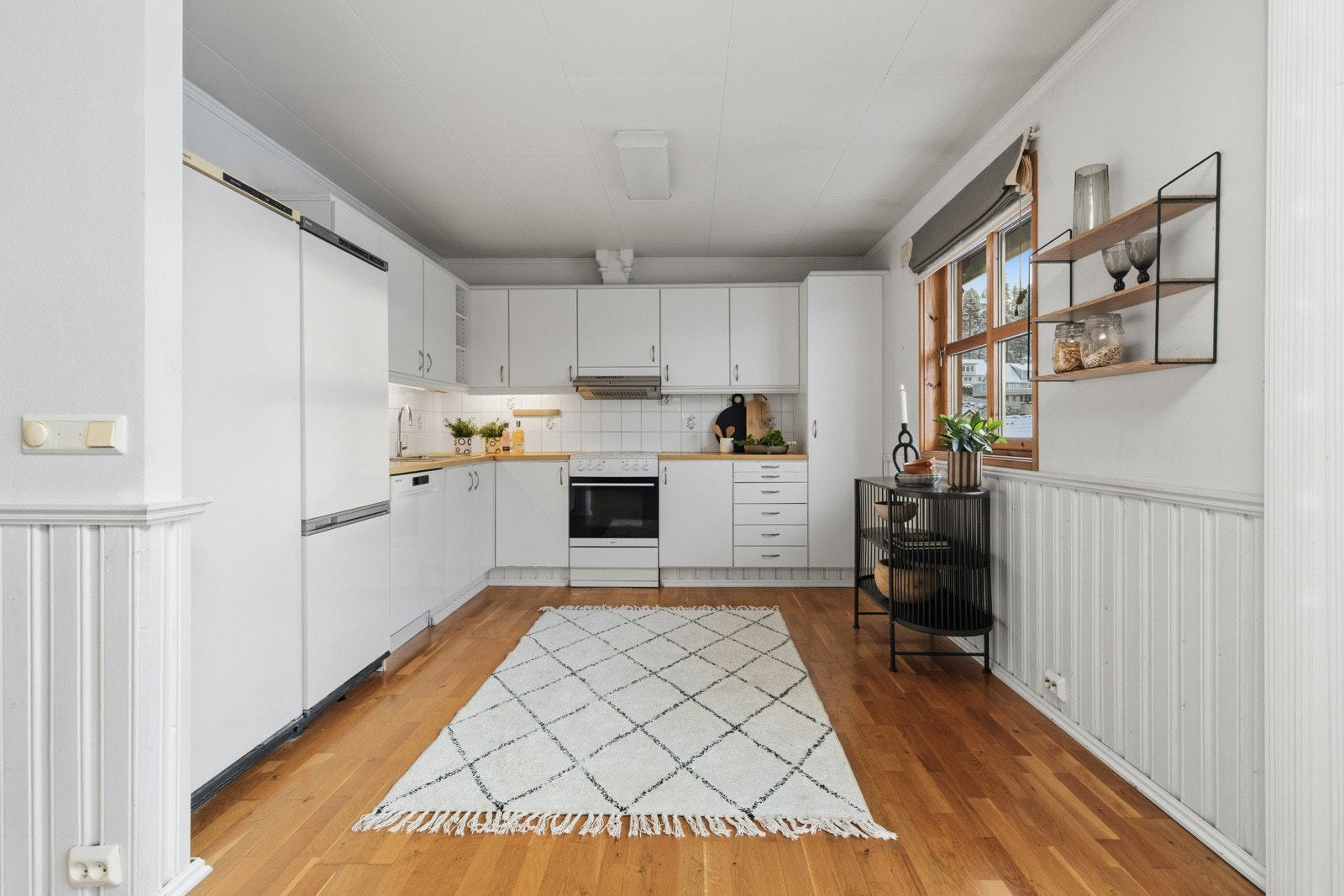 Kjøkkenet har rikelig med benk- og skapplass og er utstyrt med, oppvaskmaskin, ventilator, platetopp, stekeovn samt kjøle- og fryseskap. Galleribilde