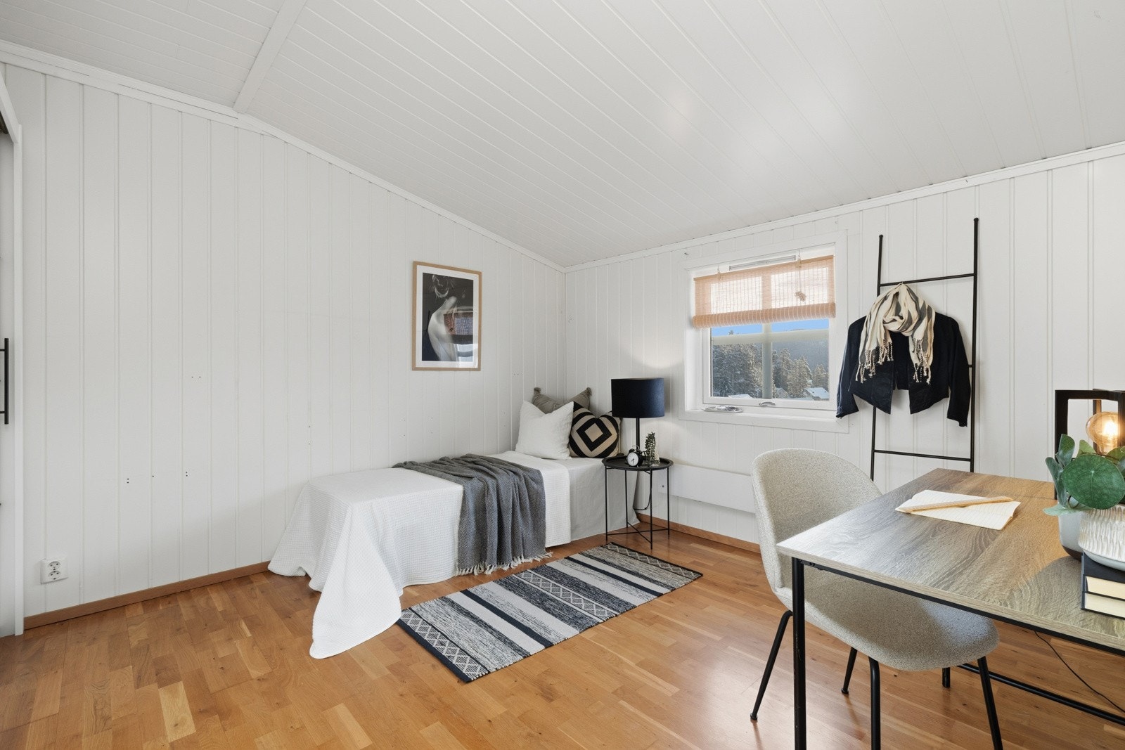 Rommet er innredet med en enkeltseng, men det er god plass til dobbeltseng, nattbord og tilhørende møblement. Galleribilde