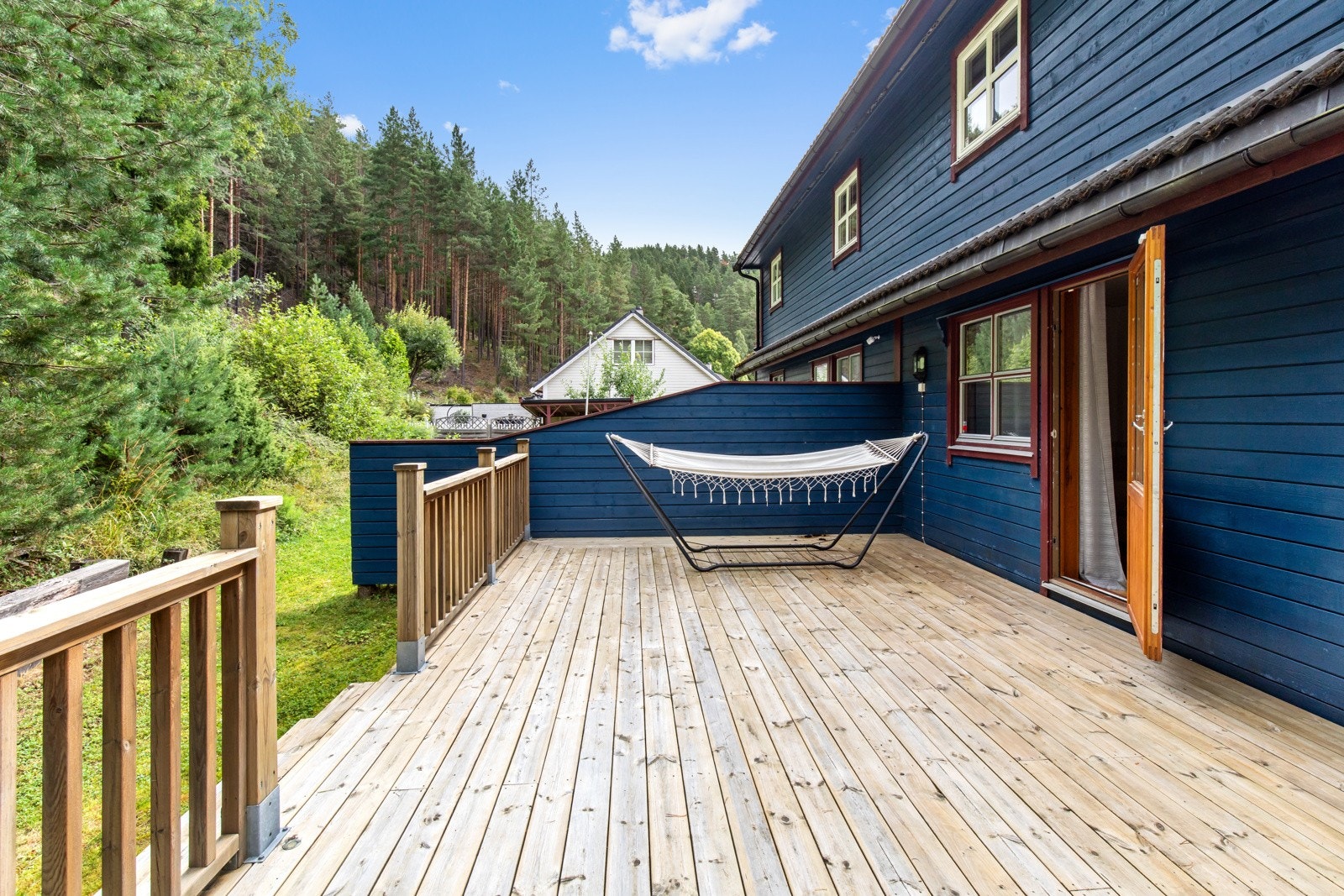 Stor terrasse med utgang fra stuen i andre etasje. Galleribilde