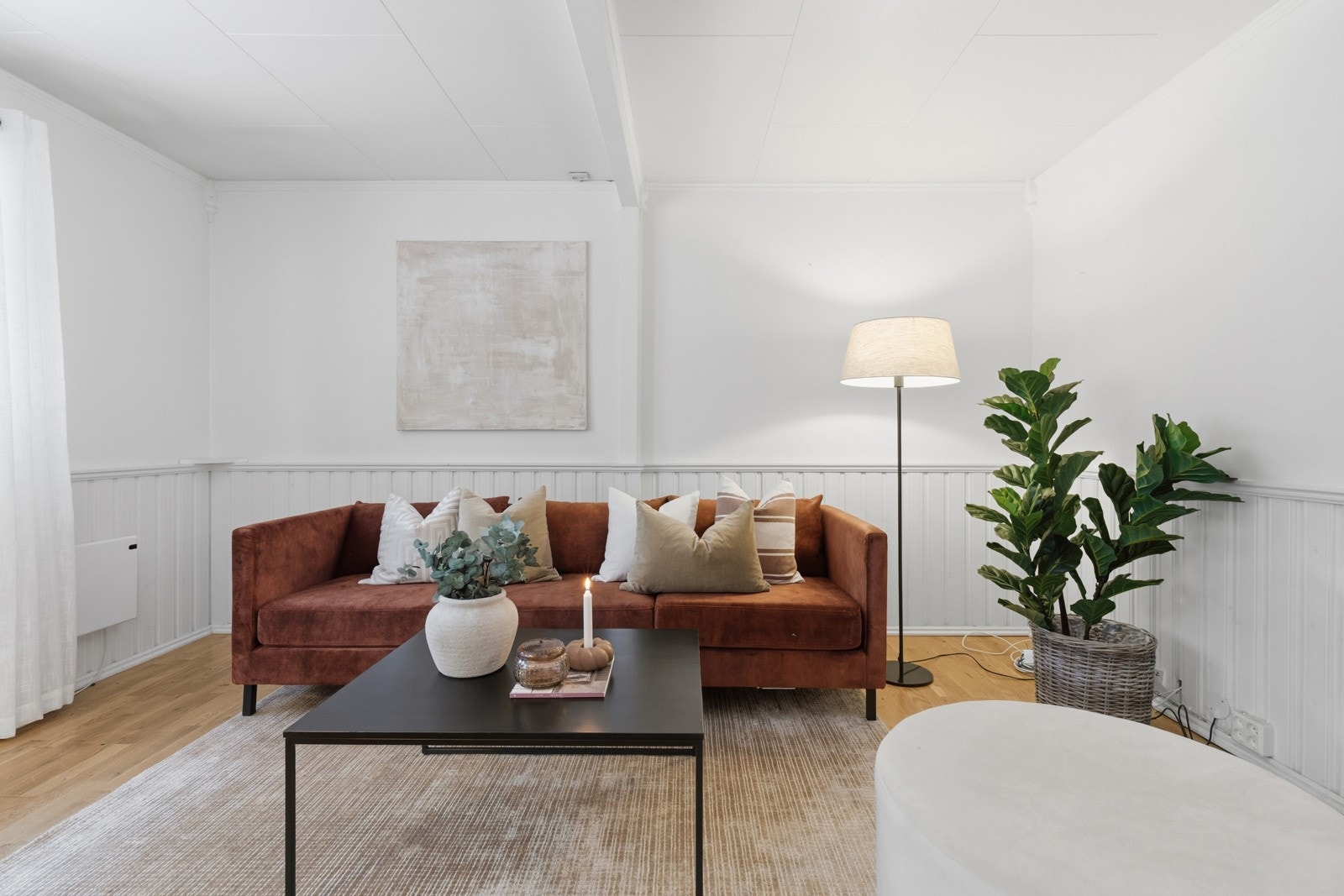 Stuen er lys og innbydende med god plass til en trivelig sofagruppe. Galleribilde