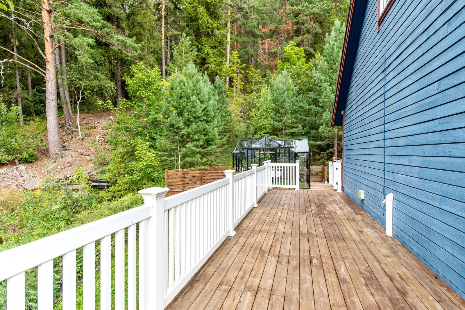 Balkongen er bygd på slik at den går helt rundt til terrassen på baksiden. Galleribilde