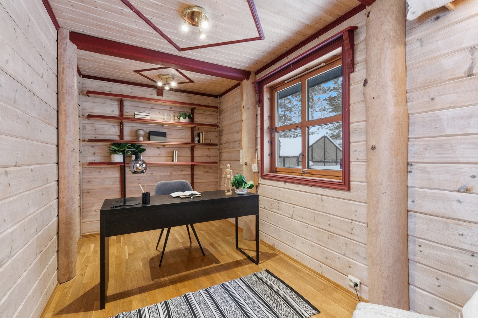 Rom med adkomst fra stue, benyttet som hjemmekontor. Rommet er i tegninger benevnt som soverom. Galleribilde