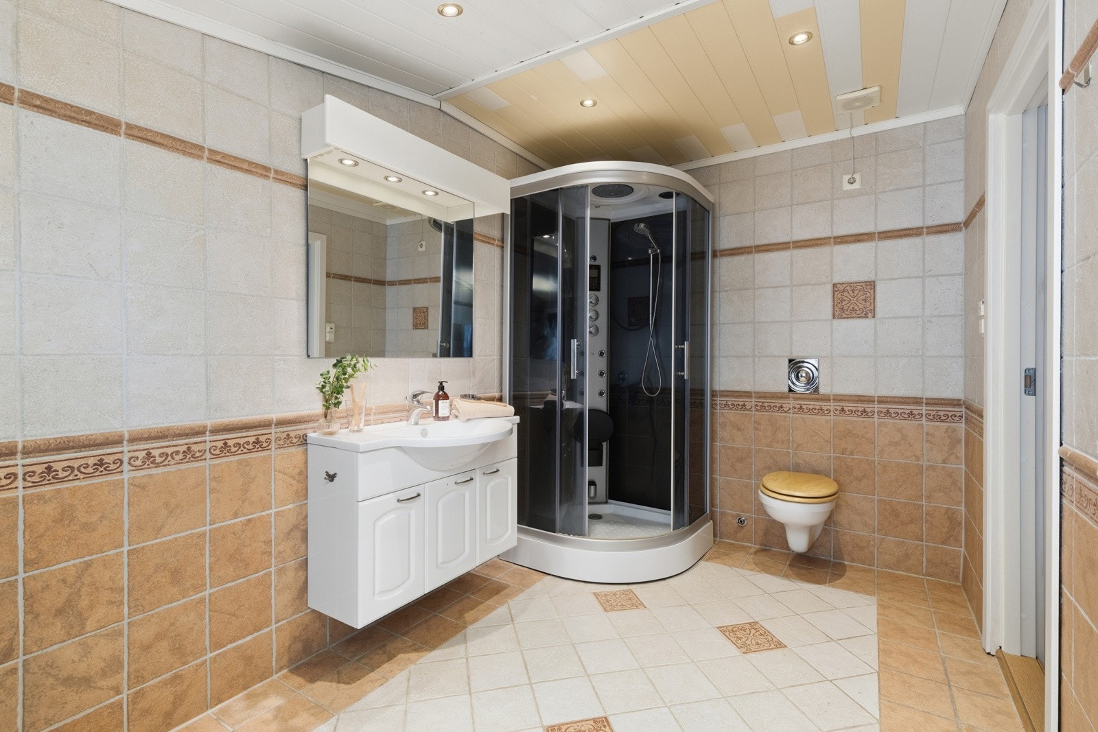 Boligens andre baderom befinner seg i 3.etasje og har pen innredning. Galleribilde