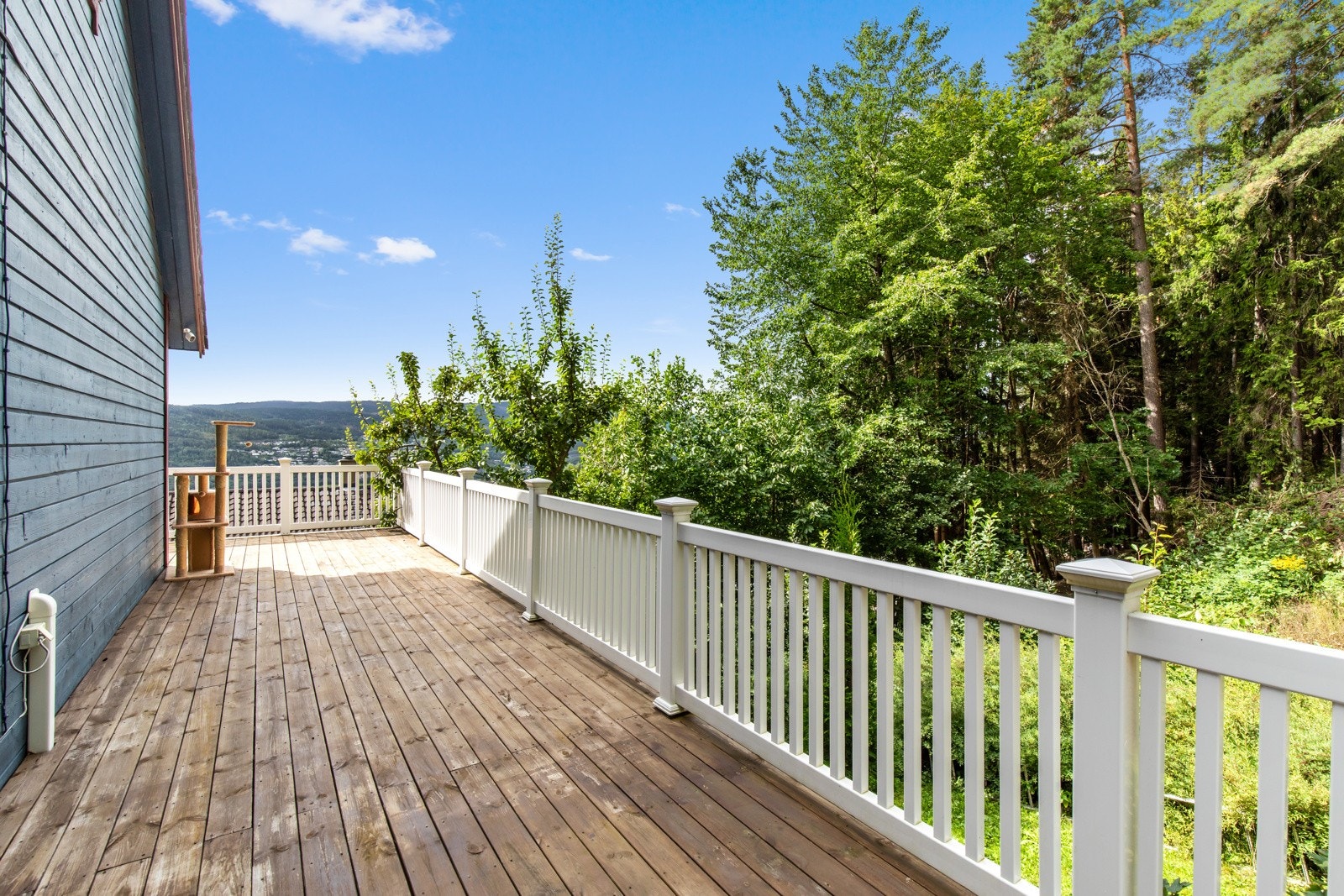 Balkong - godkjent ombygd i 2020 med hvitmalt tregjerde for innramming. Galleribilde