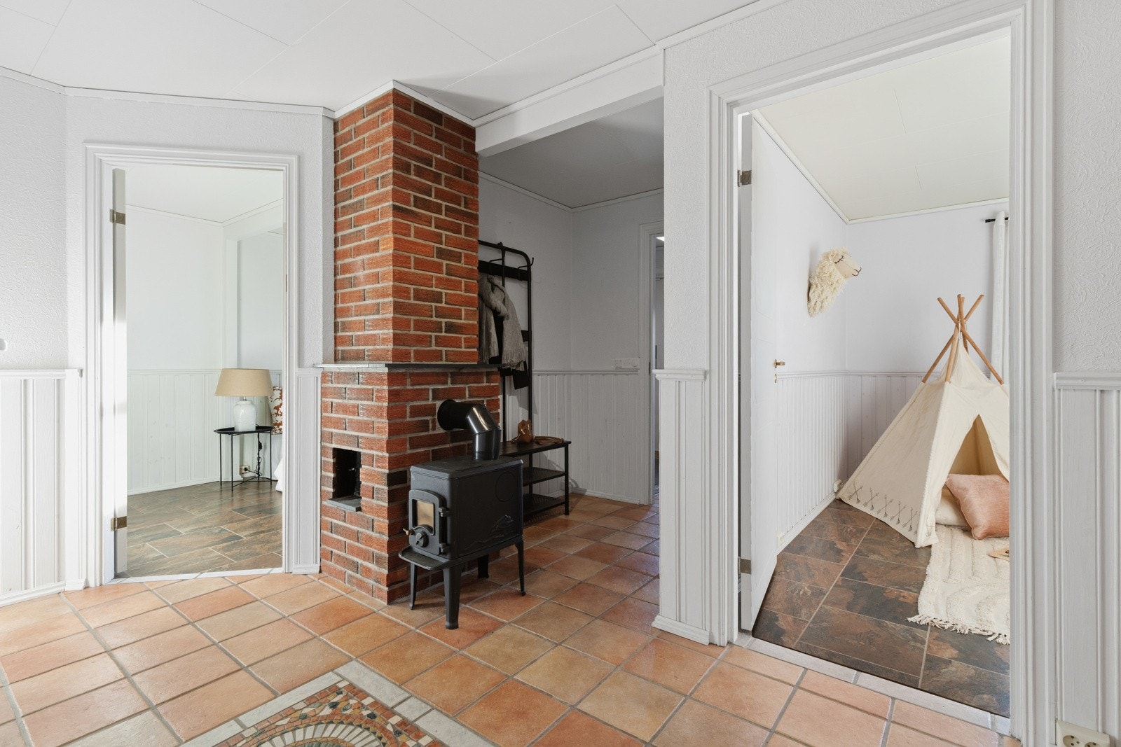 Her blir man ønsket velkommen med en pen, flislagt entré. Etasjen har 2 soverom, bad, vaskerom og bod. Galleribilde