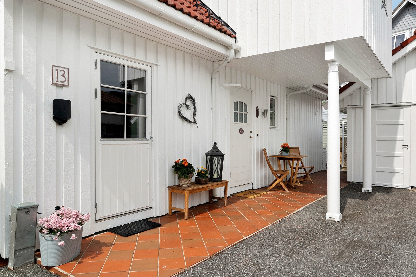 Det er overbygd inngangsparti og egen bi-inngang til vaskerom. Galleribilde